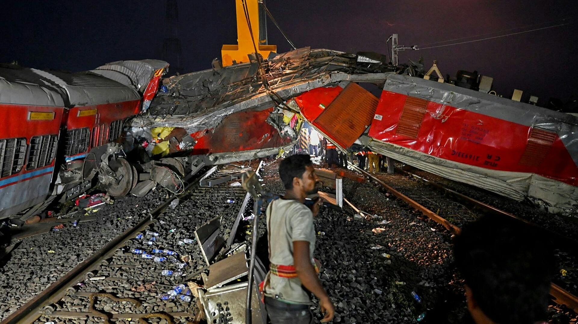 292 døde i togulykken som er den værste i Indien i over to årtier. Nu er tre personer blevet anholdt.