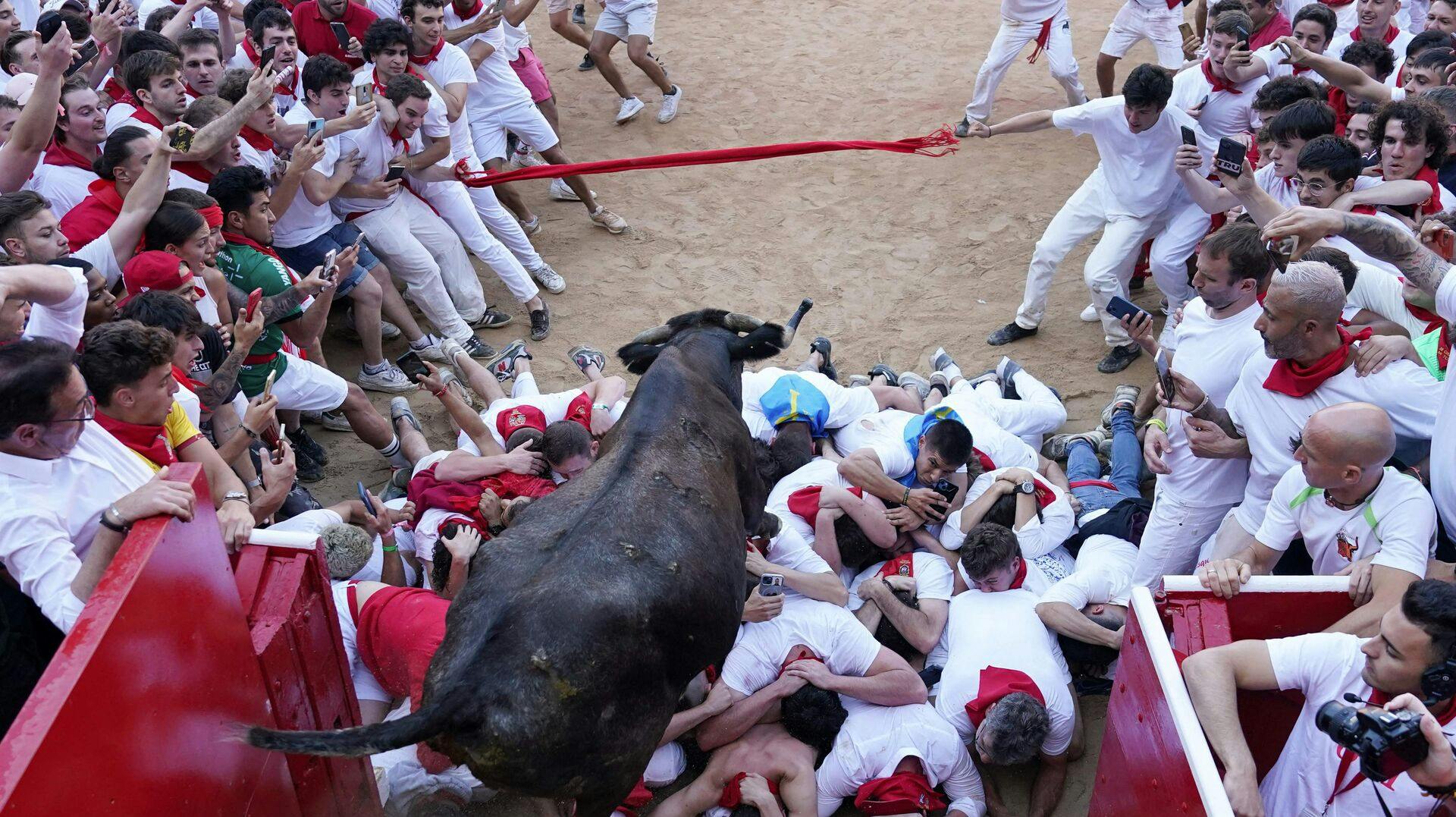 Ti mennesker er såret efter tyreløbet i Pamplona. 