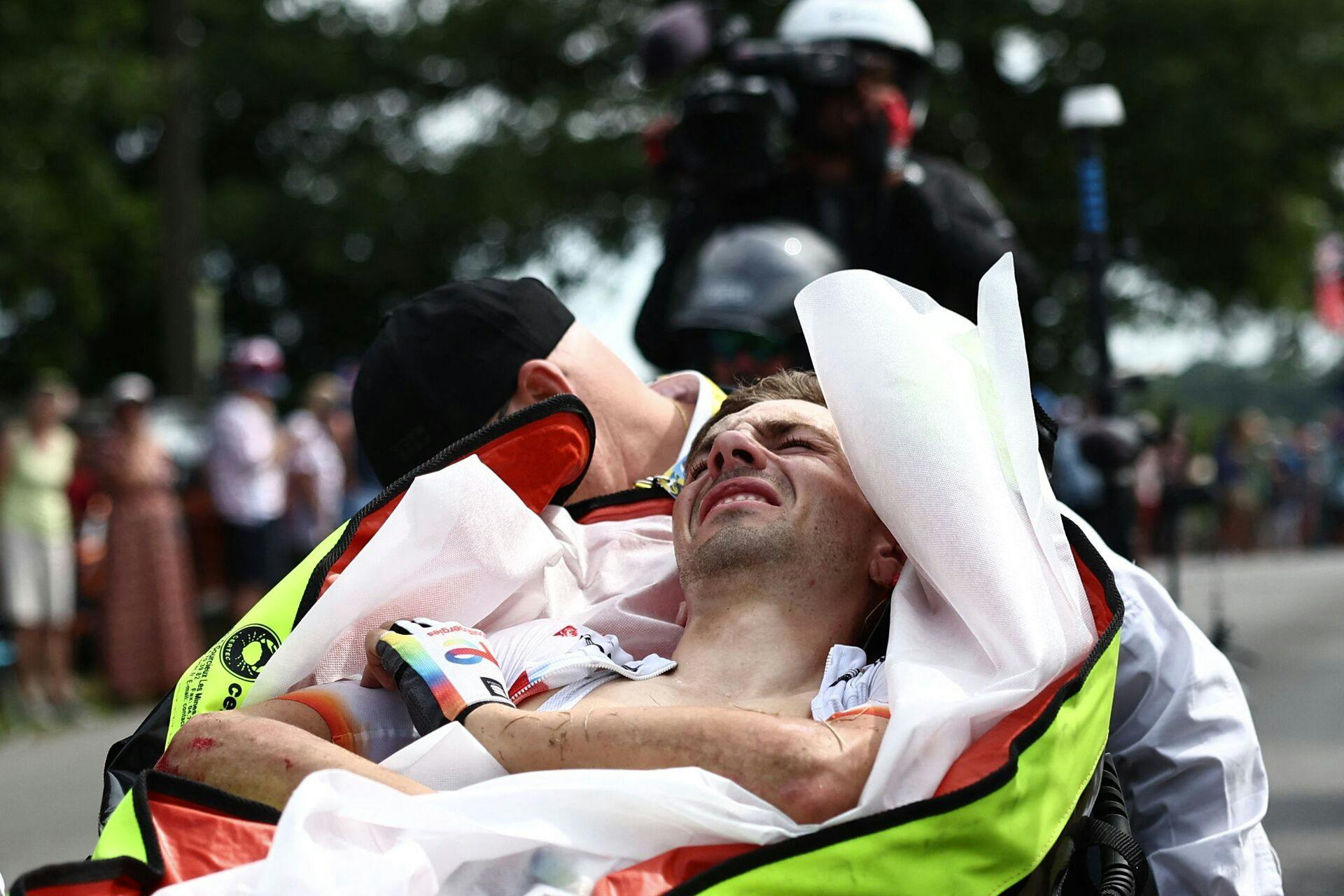 Steff Cras var i store smerter efter styrtet, der betød, at han måtte udgå af Tour de France.