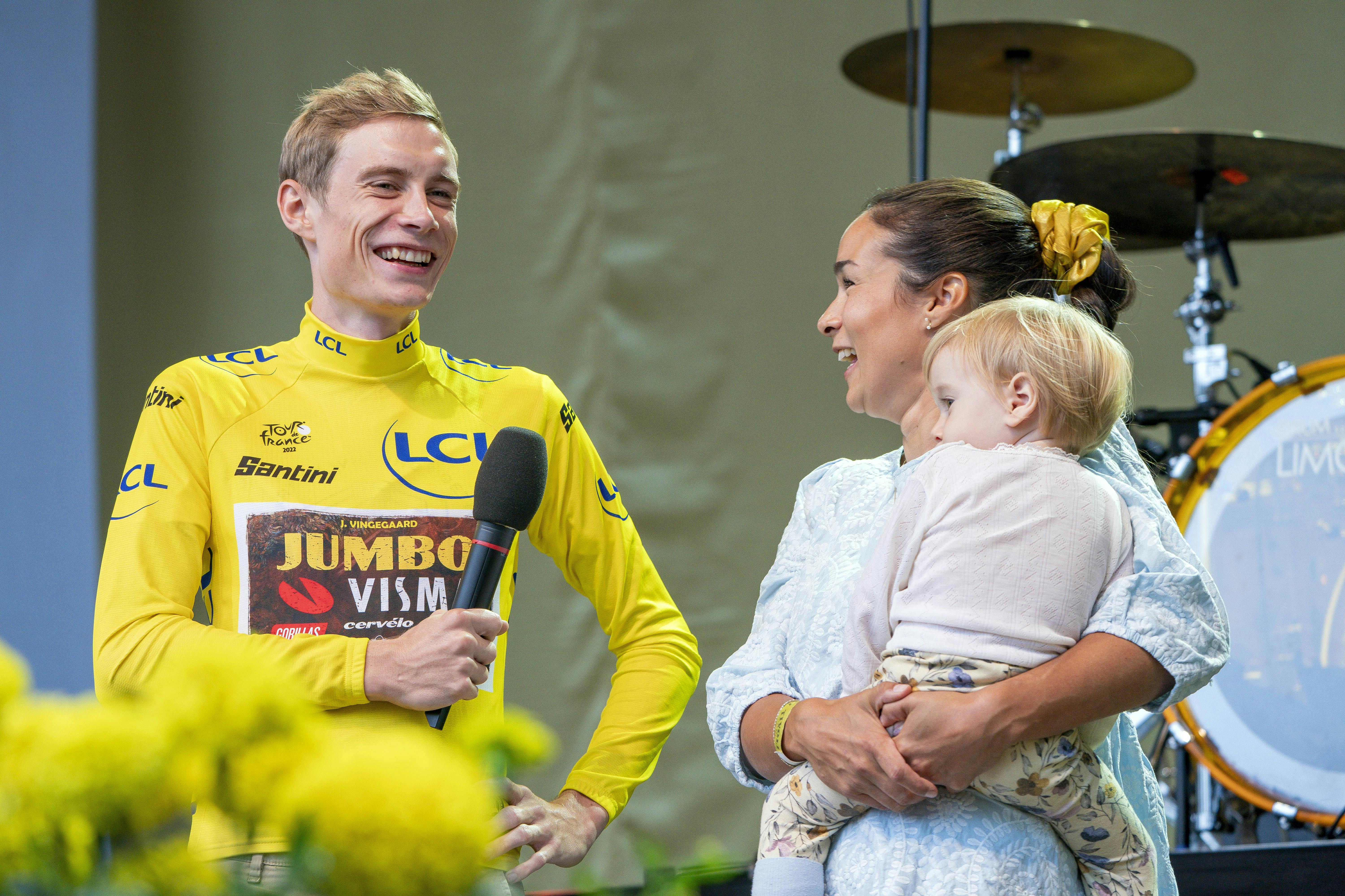Jonas Vingegaard ser ud til at få en fremragende hviledag mandag. Konen Trine og datteren Frida kommer nemlig på besøg fra søndag.