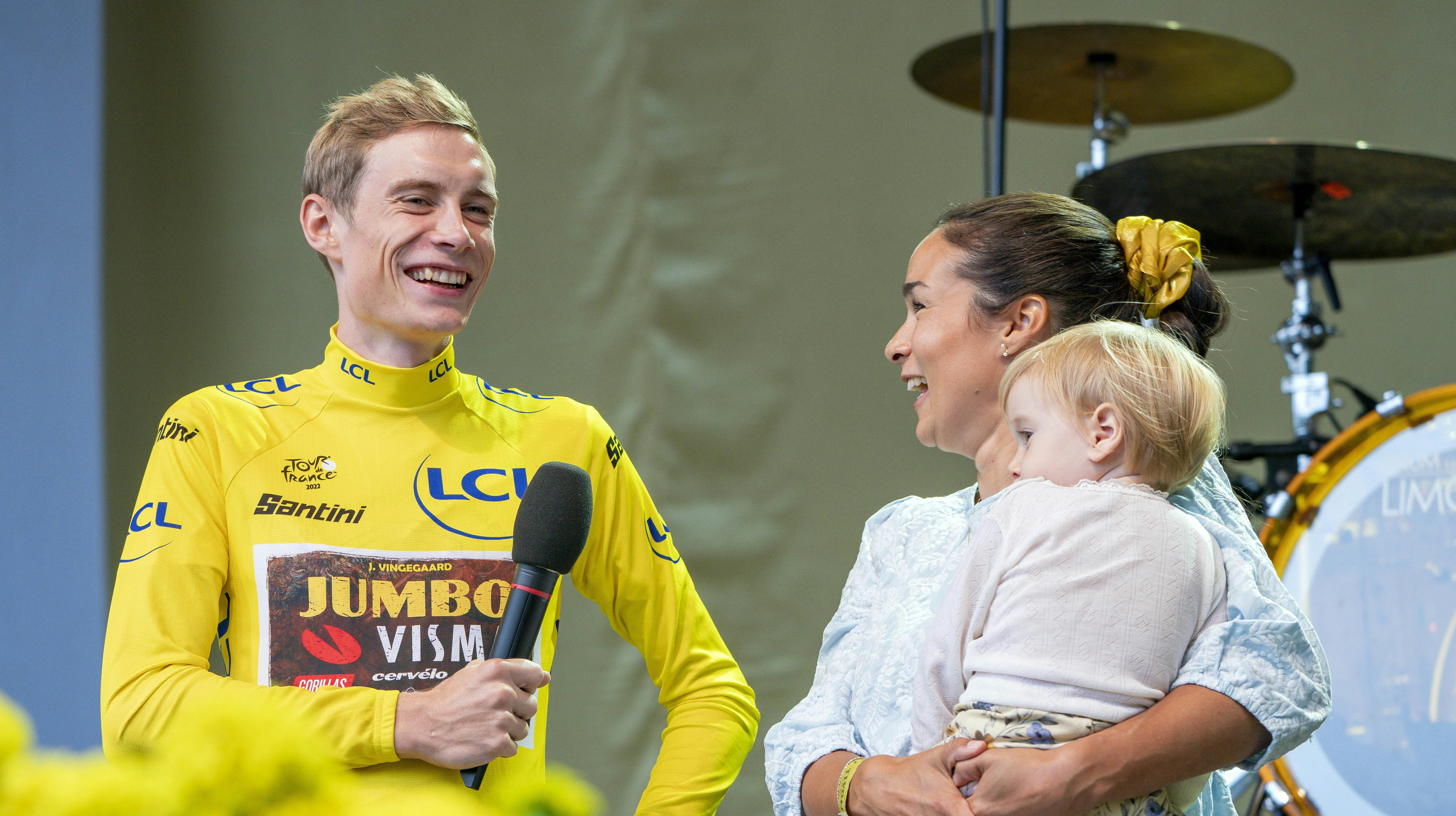 Jonas Vingegaard ser ud til at få en fremragende hviledag mandag. Konen Trine og datteren Frida kommer nemlig på besøg fra søndag.