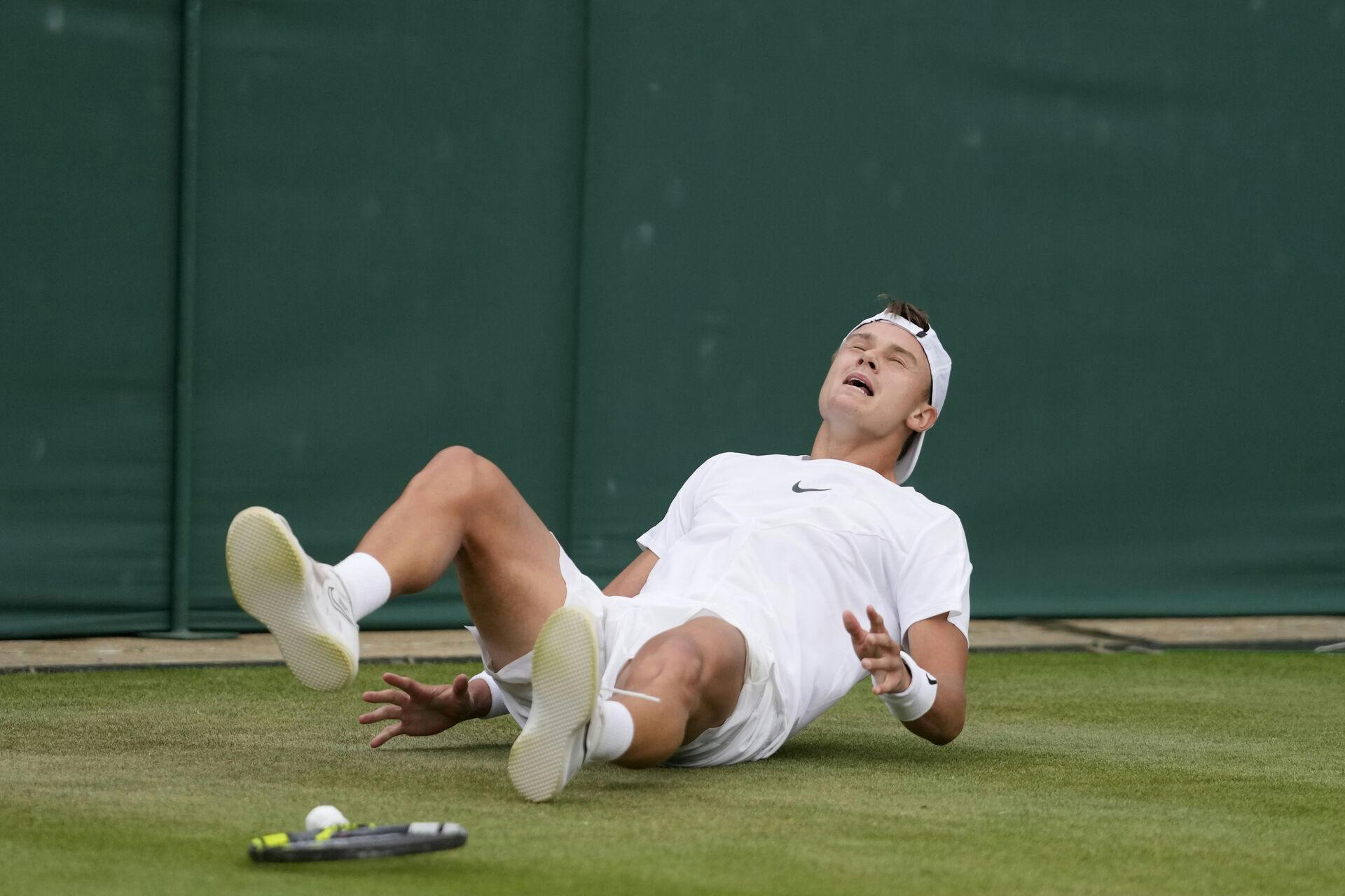 Danskeren smed sig i græsset i en blanding af udmattelse, forløsning og glæde efter maratonkampen.