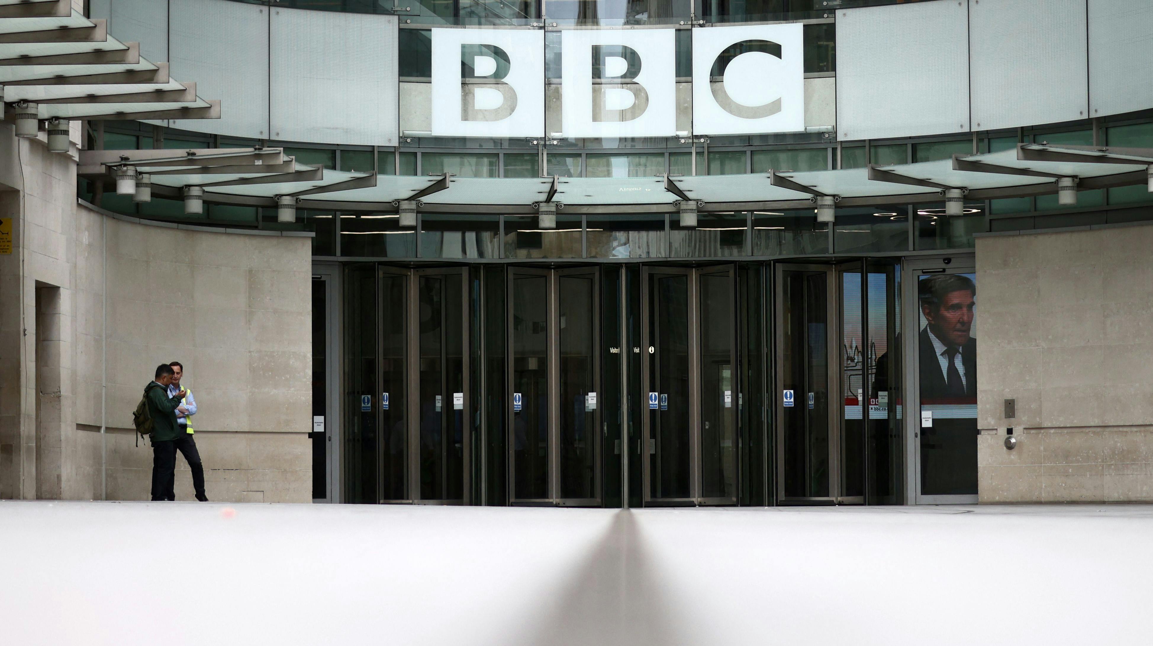 Den britiske tv-station BBC har suspenderet en mandlig tv-vært.