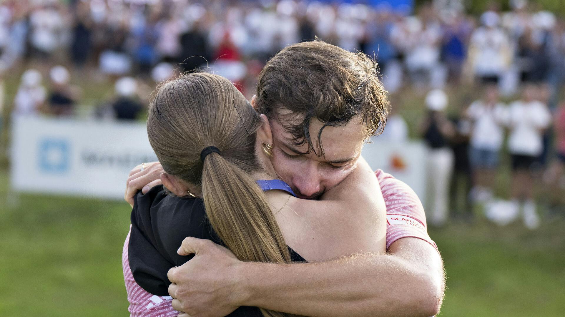 Rasmus Højgaard tog karrierens fjerde sejr på DP World Tour, da danskeren vandt Made in Himmerland. Efterfølgende stod kærensten Julie Sander Danielsen klar med kys og kram.