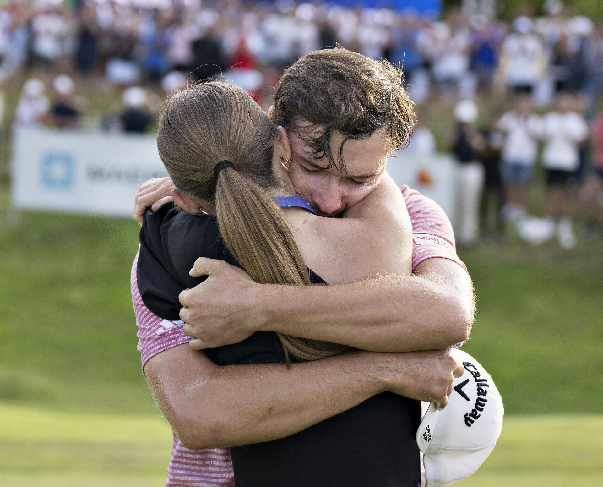 Rasmus Højgaard tog karrierens fjerde sejr på DP World Tour, da danskeren vandt Made in Himmerland. Efterfølgende stod kærensten Julie Sander Danielsen klar med kys og kram.
