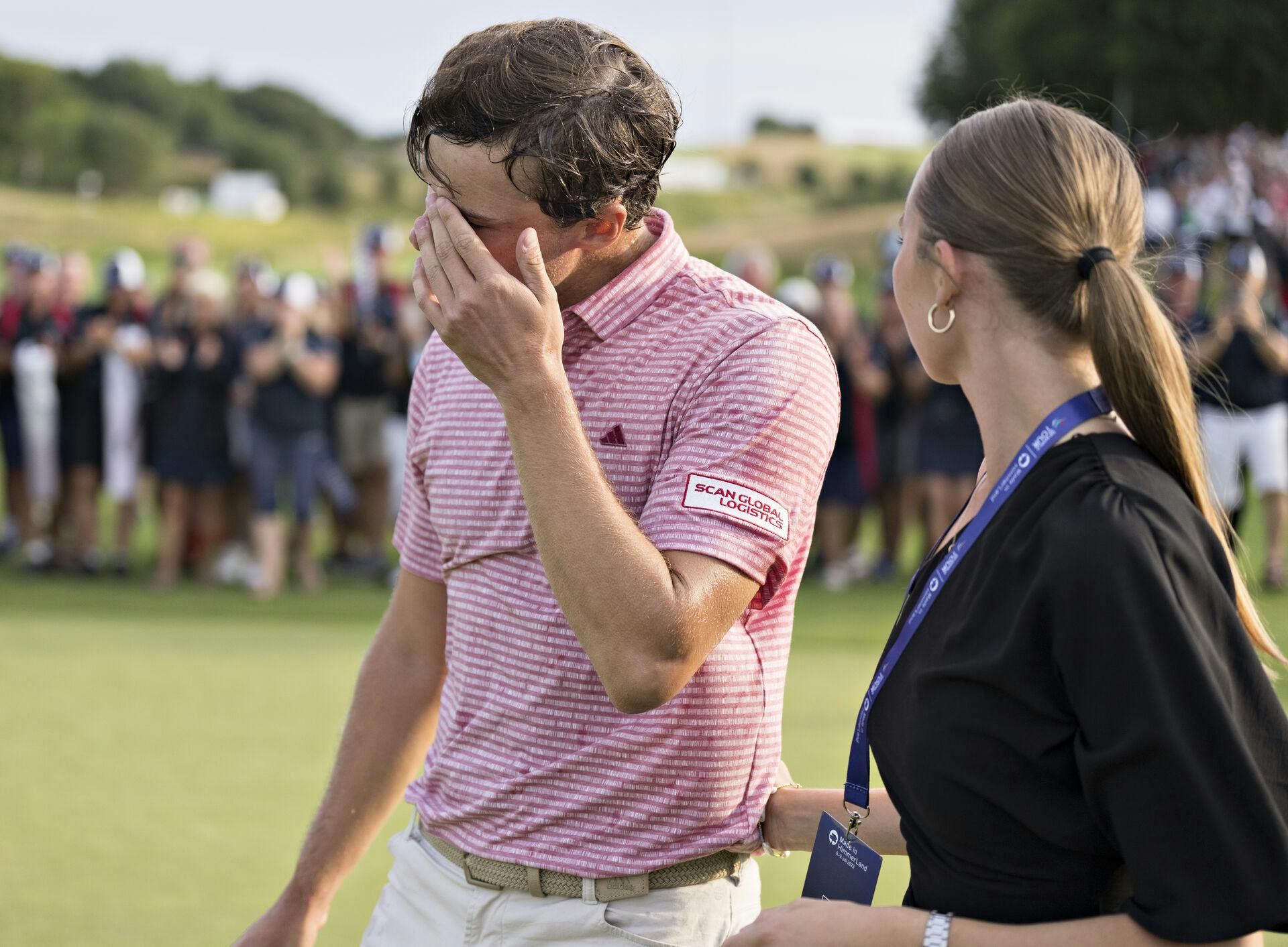 Rasmus Højgaard blev lyønsket af kæresten, Julie Sander Danielsen, efter sejren. 