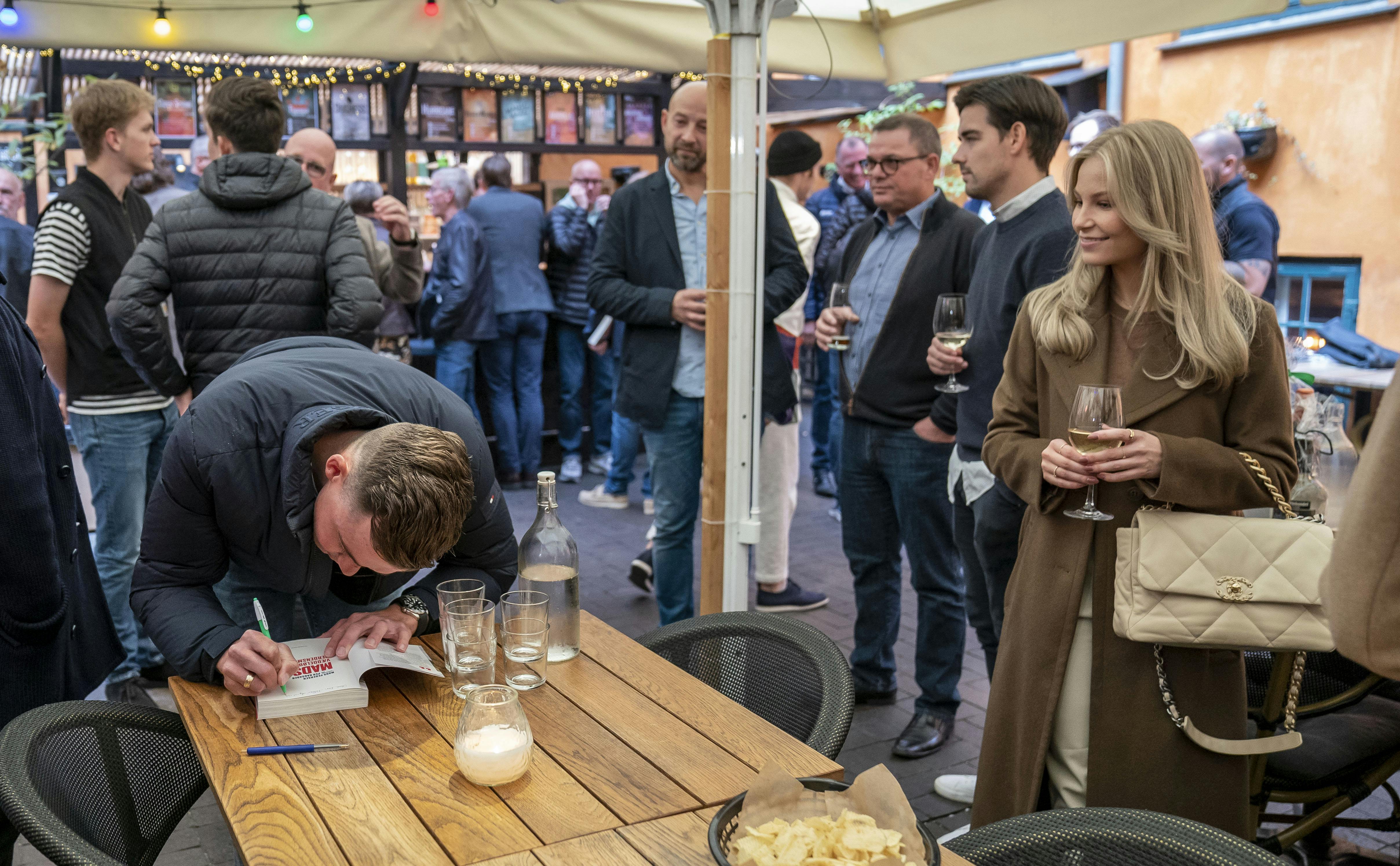 Da Mads Pedersen i oktober holdt bogreception på bogen "Mads P - væddeløber og verdensmester" var konen Lisette Pedersen selvfølgelig også med. De har været gift siden 2019.