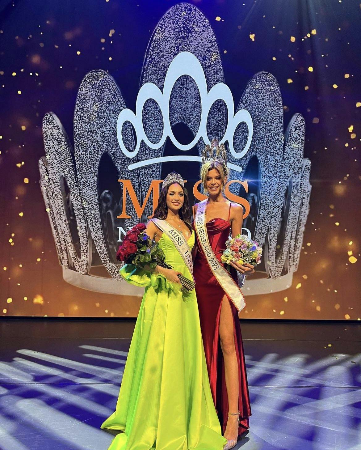 Rikkie Valerie Kolle (th) med den regerende Miss Universe amerikanske R'Bonney Gabriel (tv).