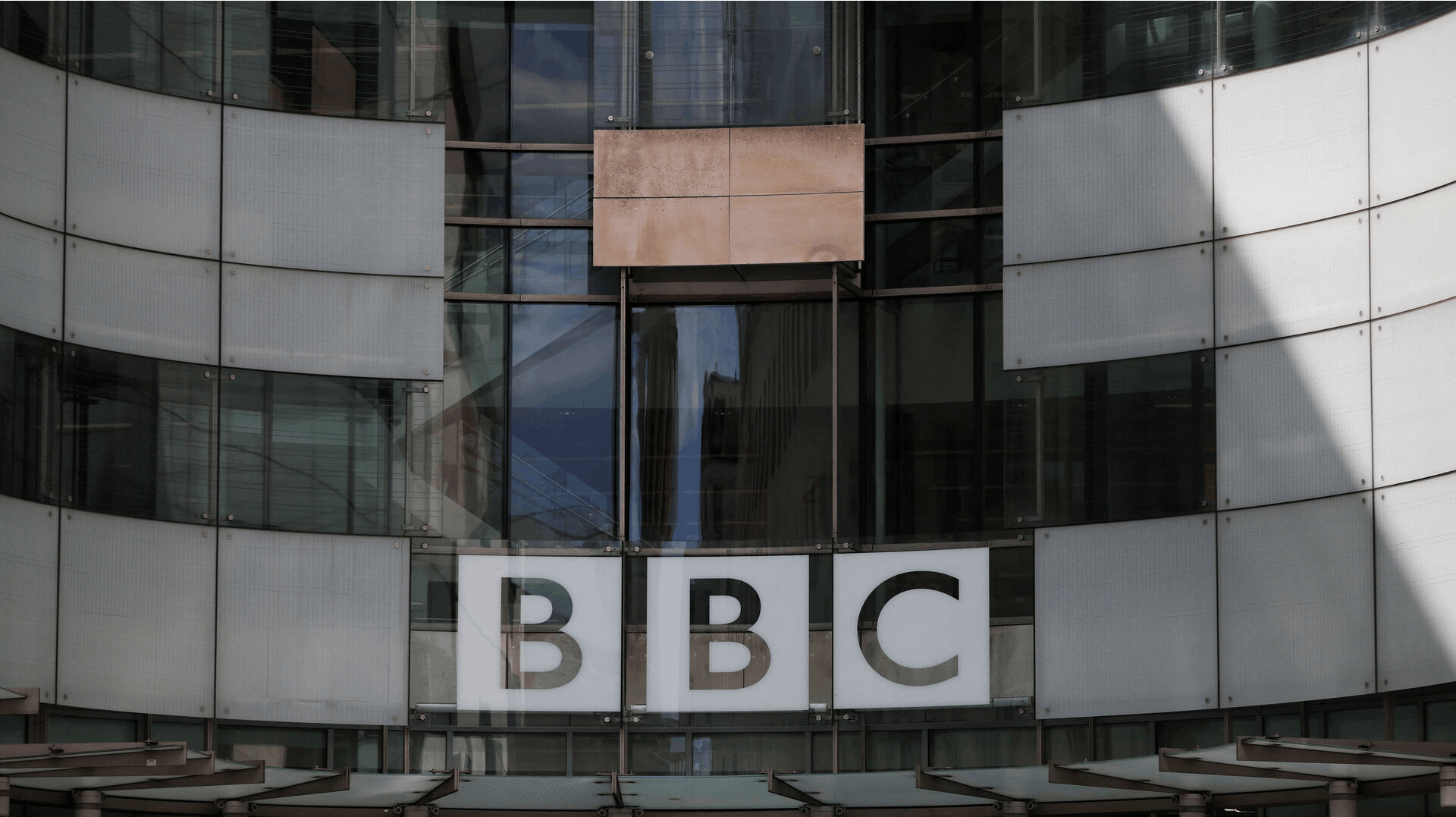 Tv-stationen har suspenderet den ukendte BBC-vært.