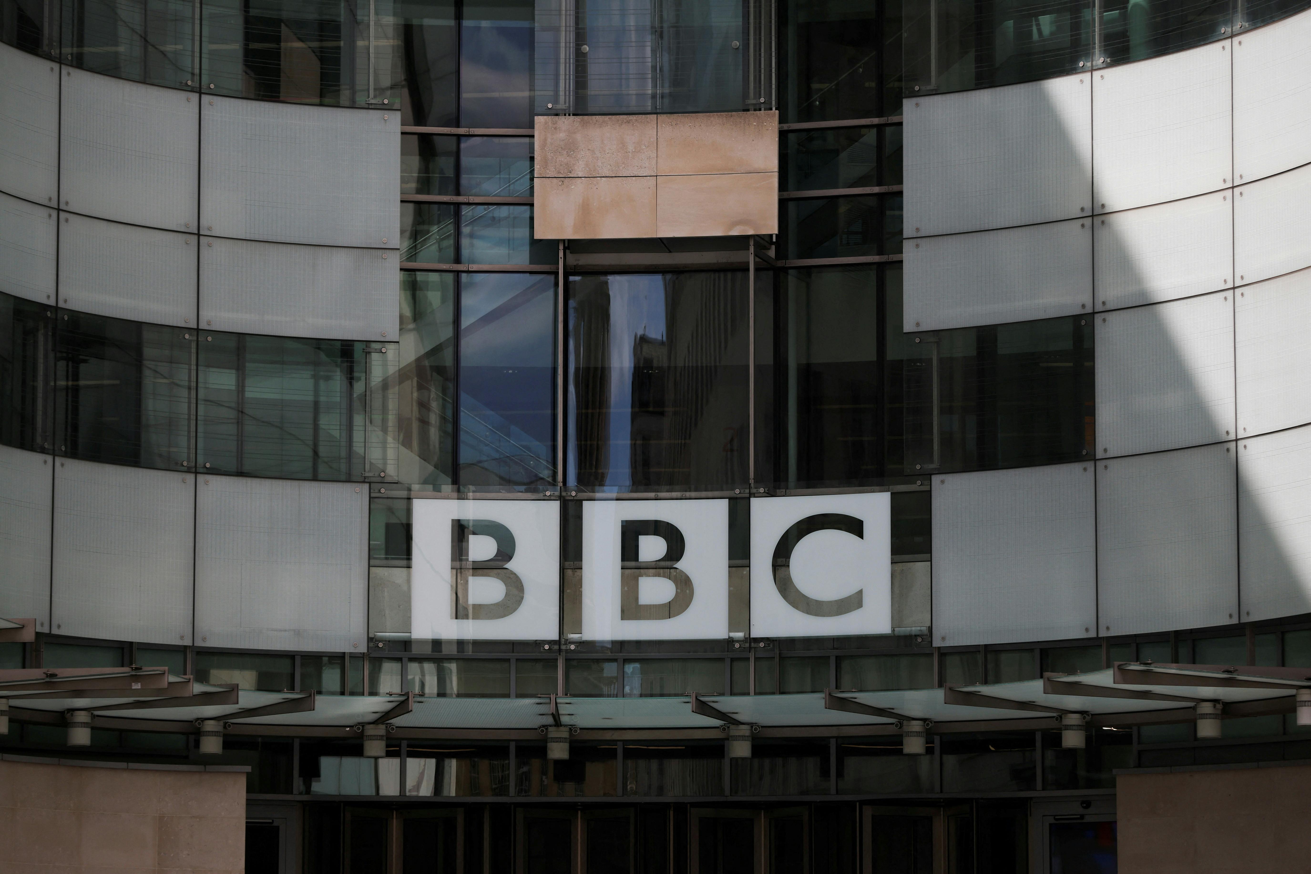 Den britiske tv-station BBC har suspenderet en mandlig tv-vært. 