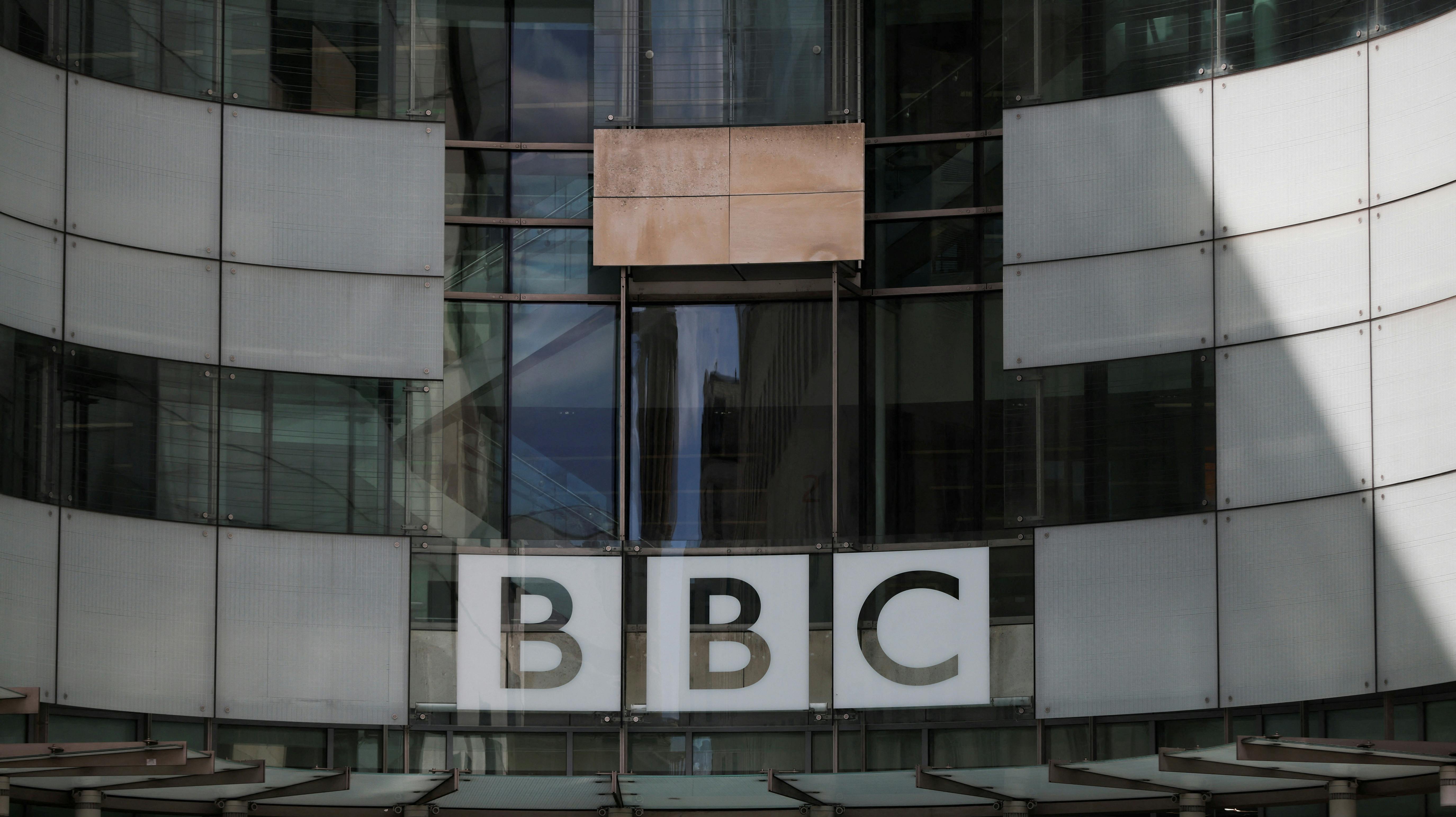 Den britiske tv-station BBC har suspenderet en mandlig tv-vært. 