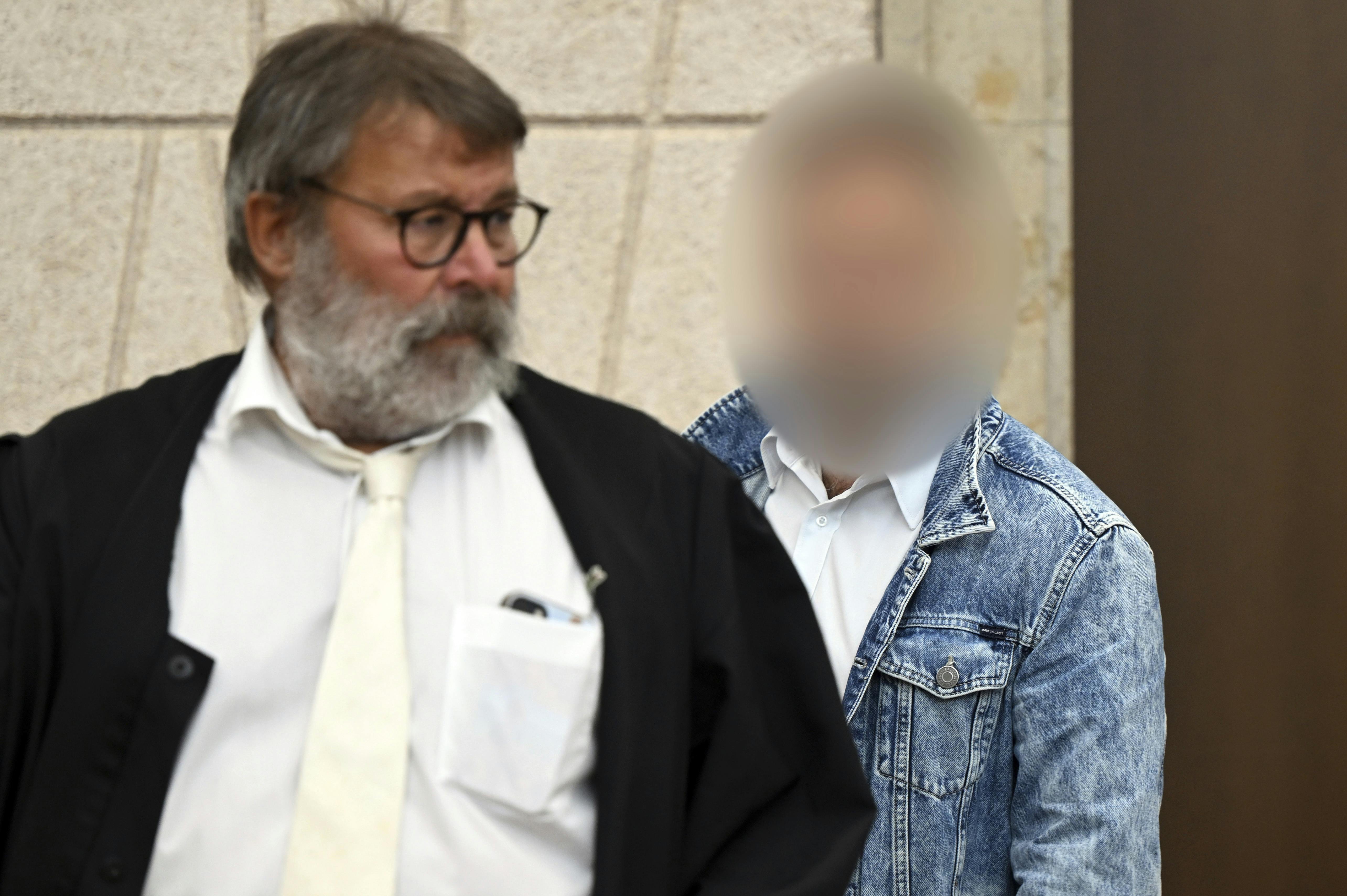 Her er den tiltalte mand på vej ind i retten i Wuppertal med sin forsvarsadvokat. 