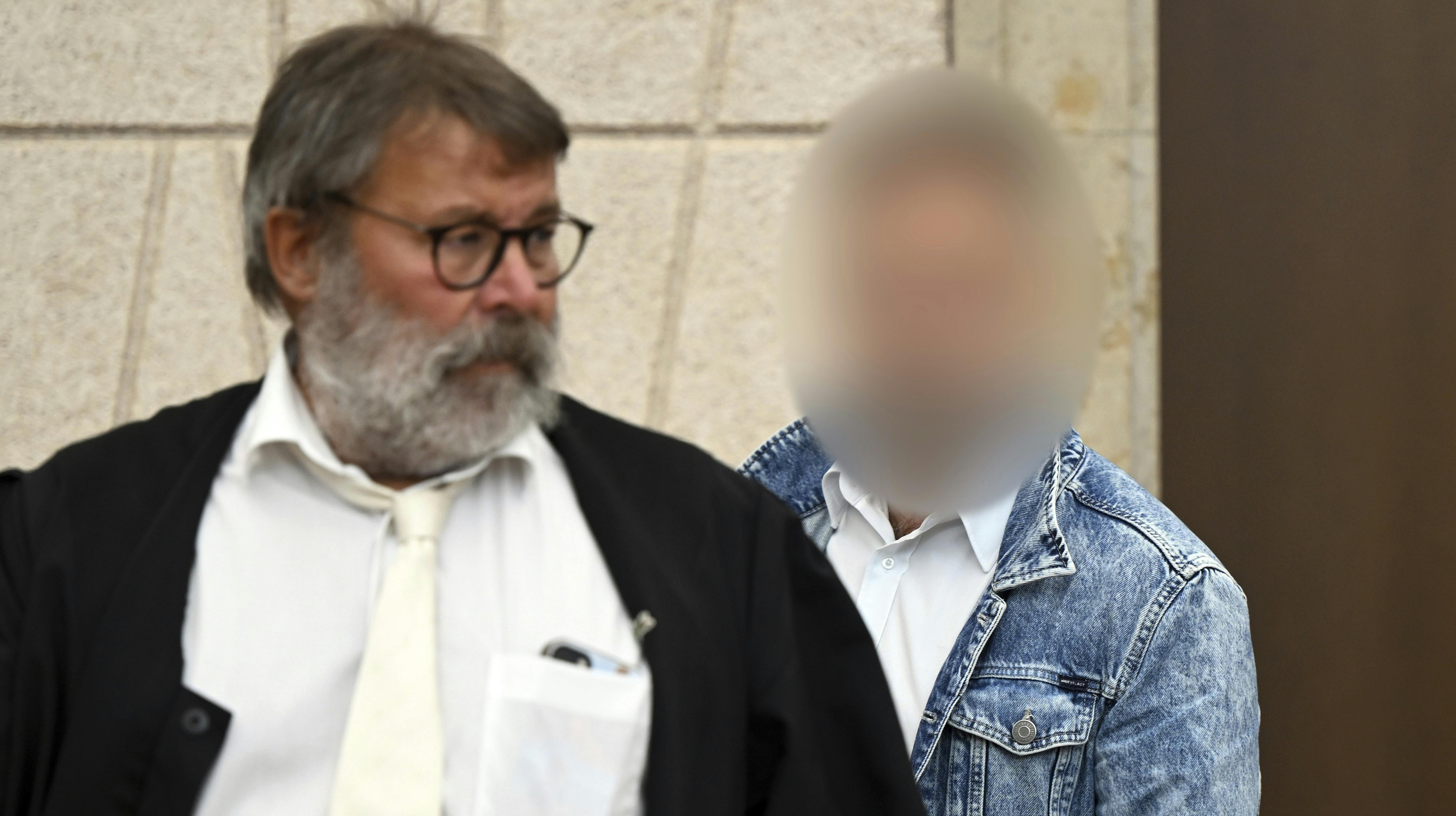 Her er den tiltalte mand på vej ind i retten i Wuppertal med sin forsvarsadvokat.