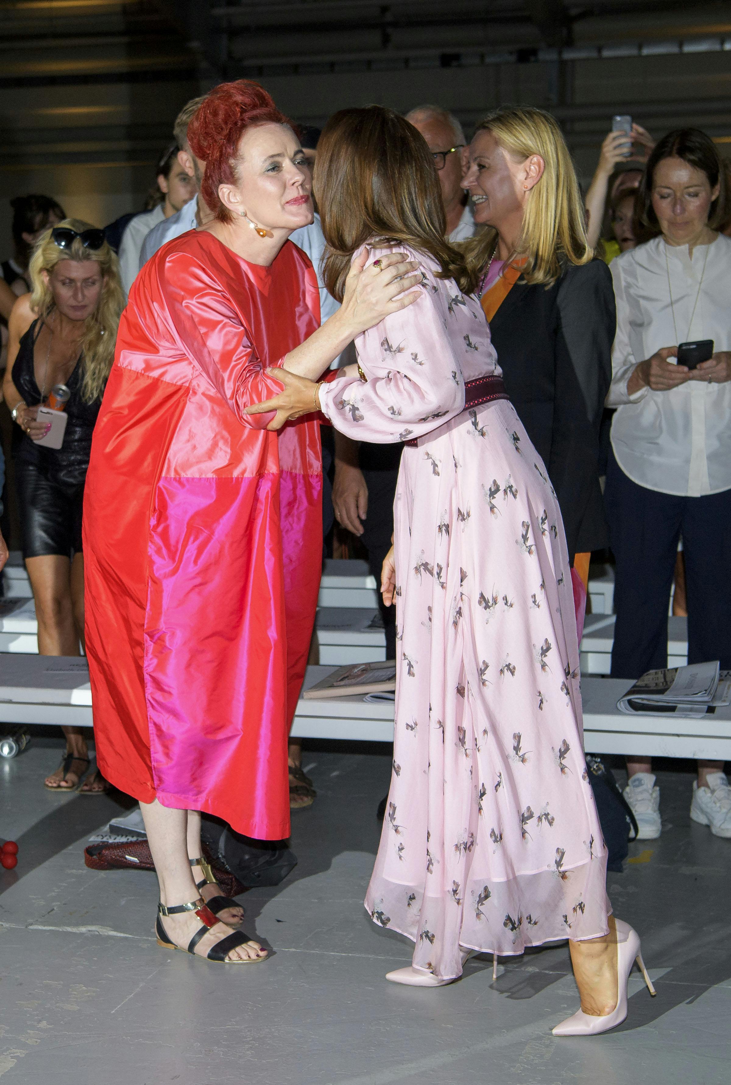 Mette Sundstrøm er her på kindkys med kronprinsesse Mary under modeugen i København.