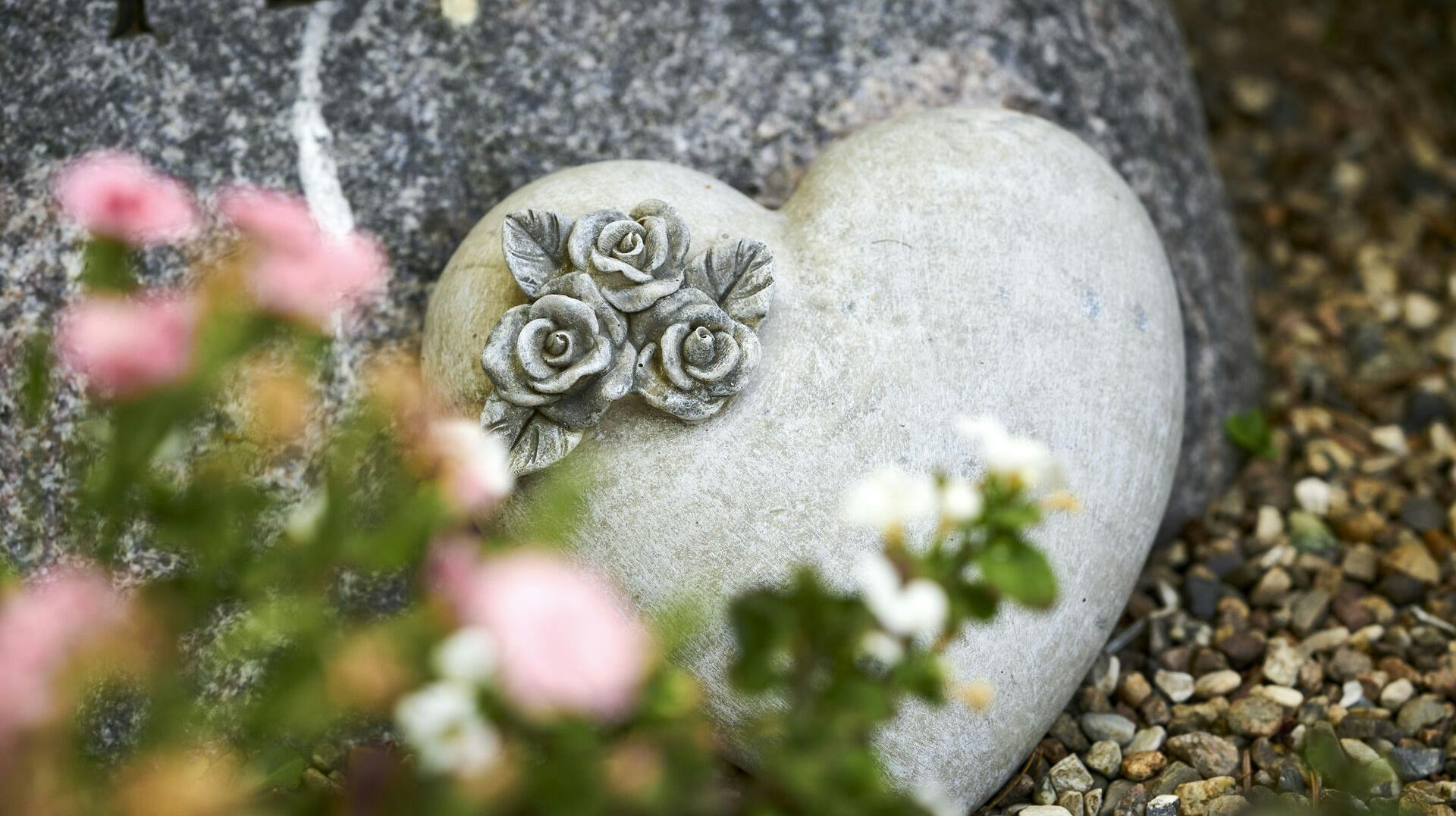 Hjerte ved gravsten. Østre Kirkegåed, Holbæk den 11. juni 2021
