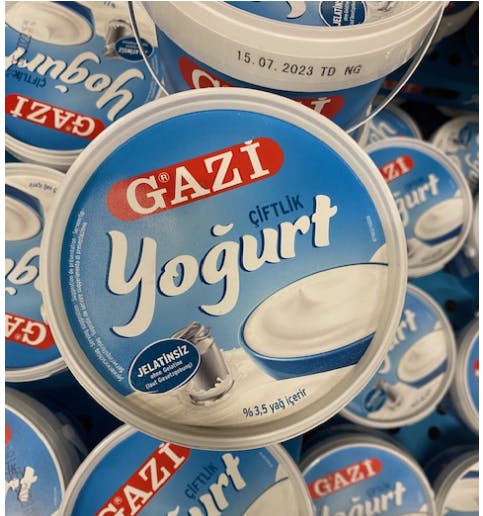 Yoghurten er markeret med en forkert holdbarhedsdato, og derfor kan der være risiko for vækst af mikroorganismer.&nbsp;