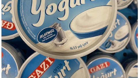 Yoghurten er markeret med en forkert holdbarhedsdato, og derfor kan der være risiko for vækst af mikroorganismer. 
