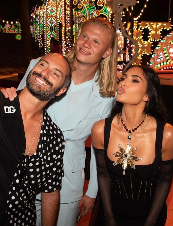 Kim Kardashian sammen med Erling Haaland, der ses i midten af billedet.