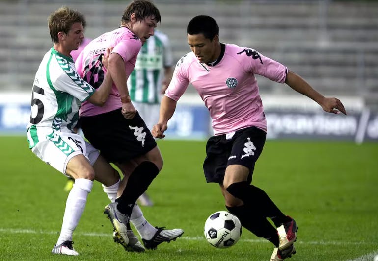 Den nu dømte læge, der også tidligere har spillet fodbold, er ham i forgrunden med bolden&nbsp;