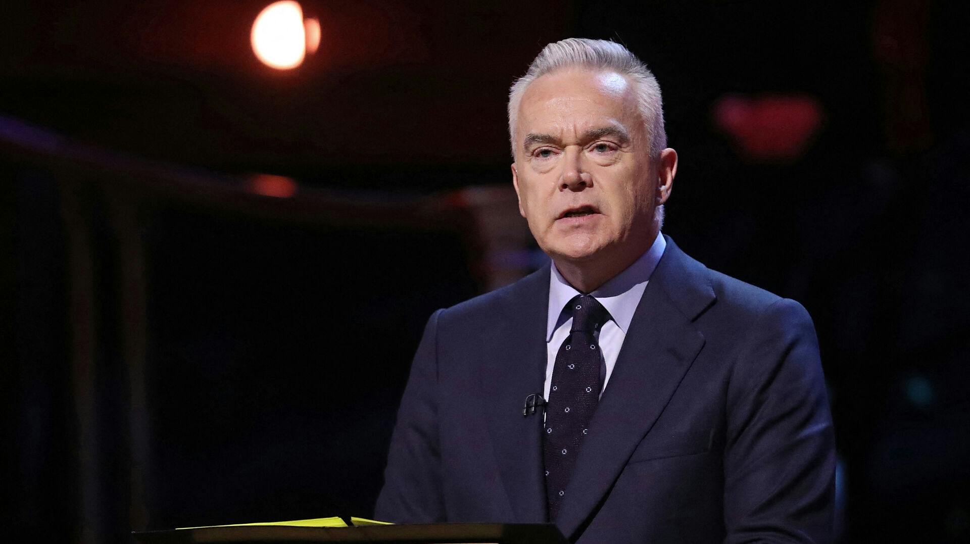 Det er nu kommet frem, at BBC-værten som er centrum for skandalesagen i England er Huw Edwards.