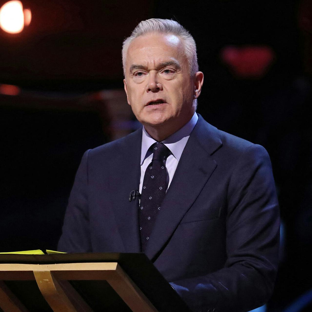 Det er nu kommet frem, at BBC-værten som er centrum for skandalesagen i England er Huw Edwards.