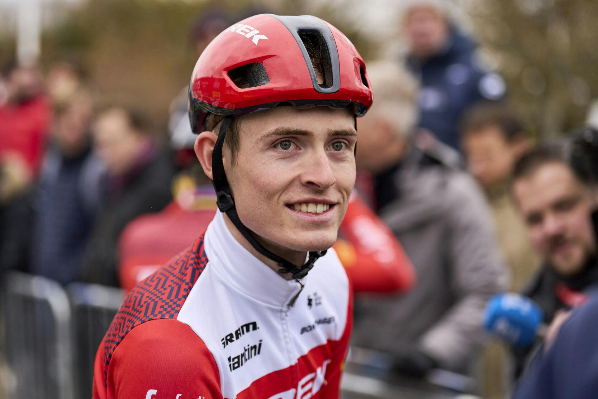Mattias Skjelmose lægger sig fladt ned og undskylder over for Wout van Aert efter det rygte, danskeren fik startet inden 10. etape af Tour de France.