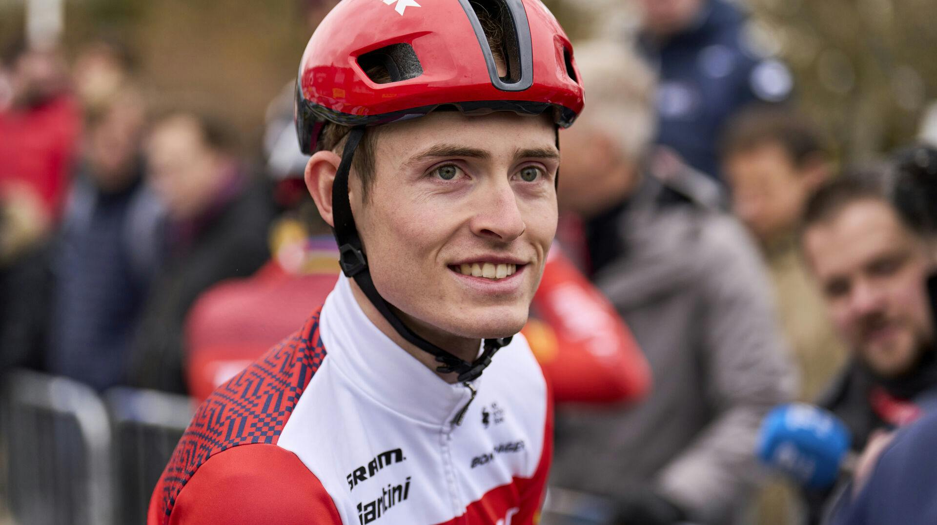 Mattias Skjelmose lægger sig fladt ned og undskylder over for Wout van Aert efter det rygte, danskeren fik startet inden 10. etape af Tour de France.