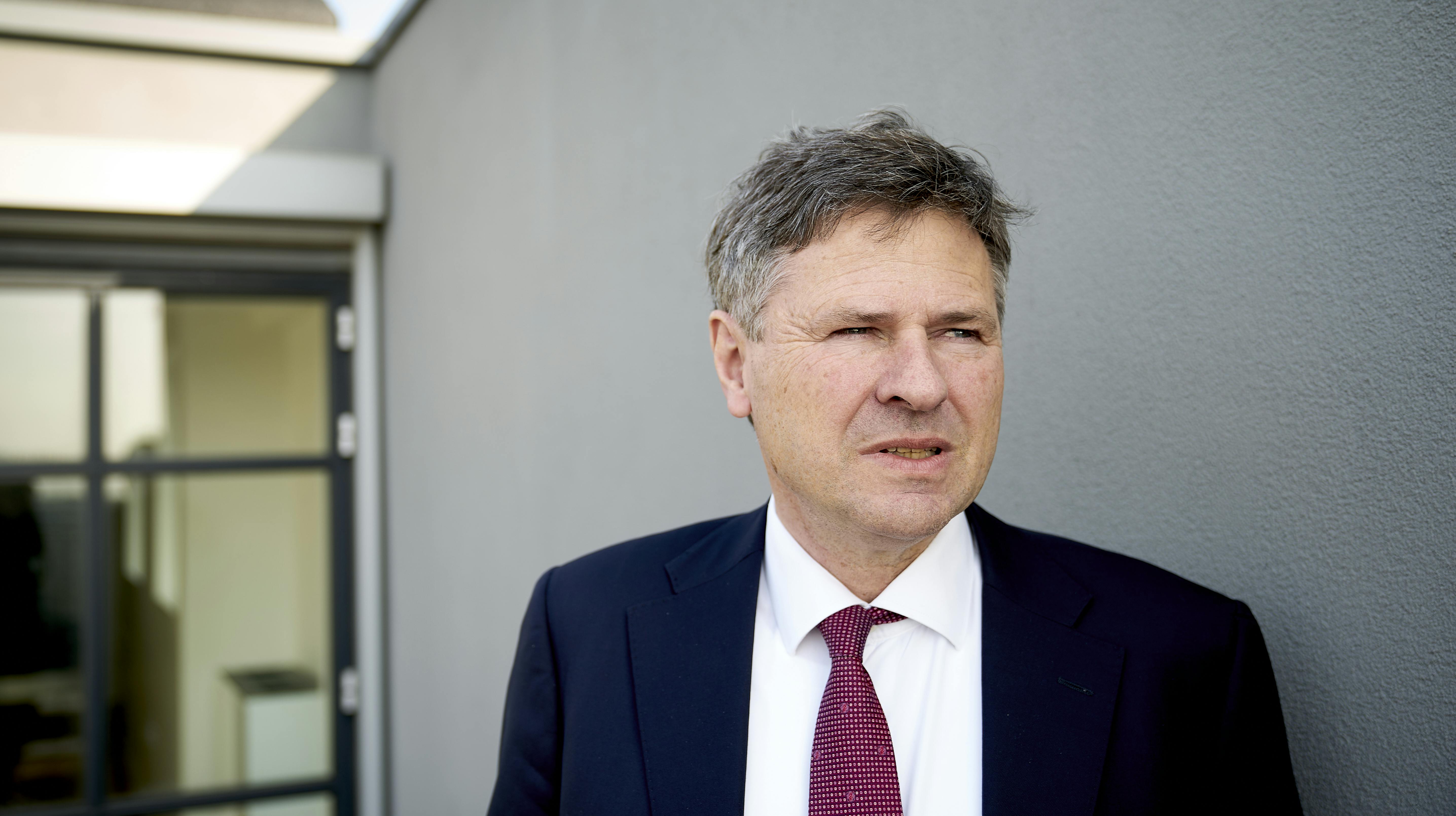 Tidligere direktør for Finanstilsynet Jesper Berg er dømt for at spytte en p-vagt i ansigtet.