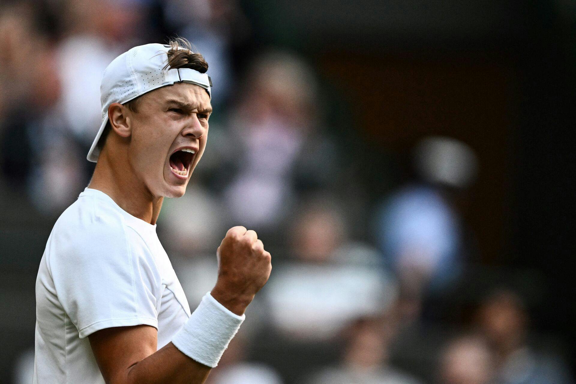 Holger Rune møder verdensetteren, Carlos Alcaraz, i Wimbledon-kvartfinalen onsdag.