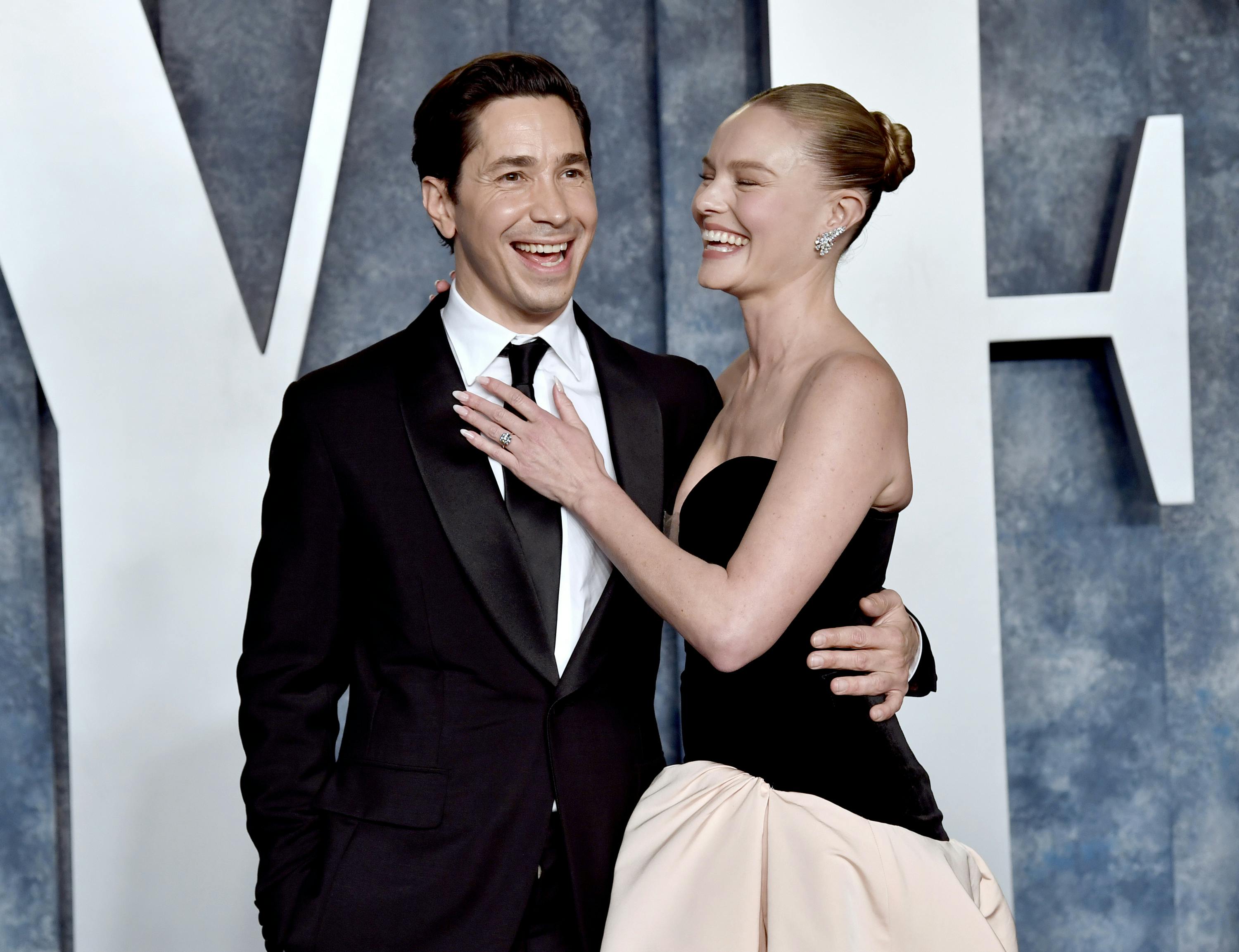 Justin Long, left, and Kate Bosworth arrive at the Vanity Fair Oscar Party on Sunday, March 12, 2023, at the Wallis Annenberg Center for the Performing Arts in Beverly Hills, Calif. (Photo by Evan Agostini/Invision/AP)