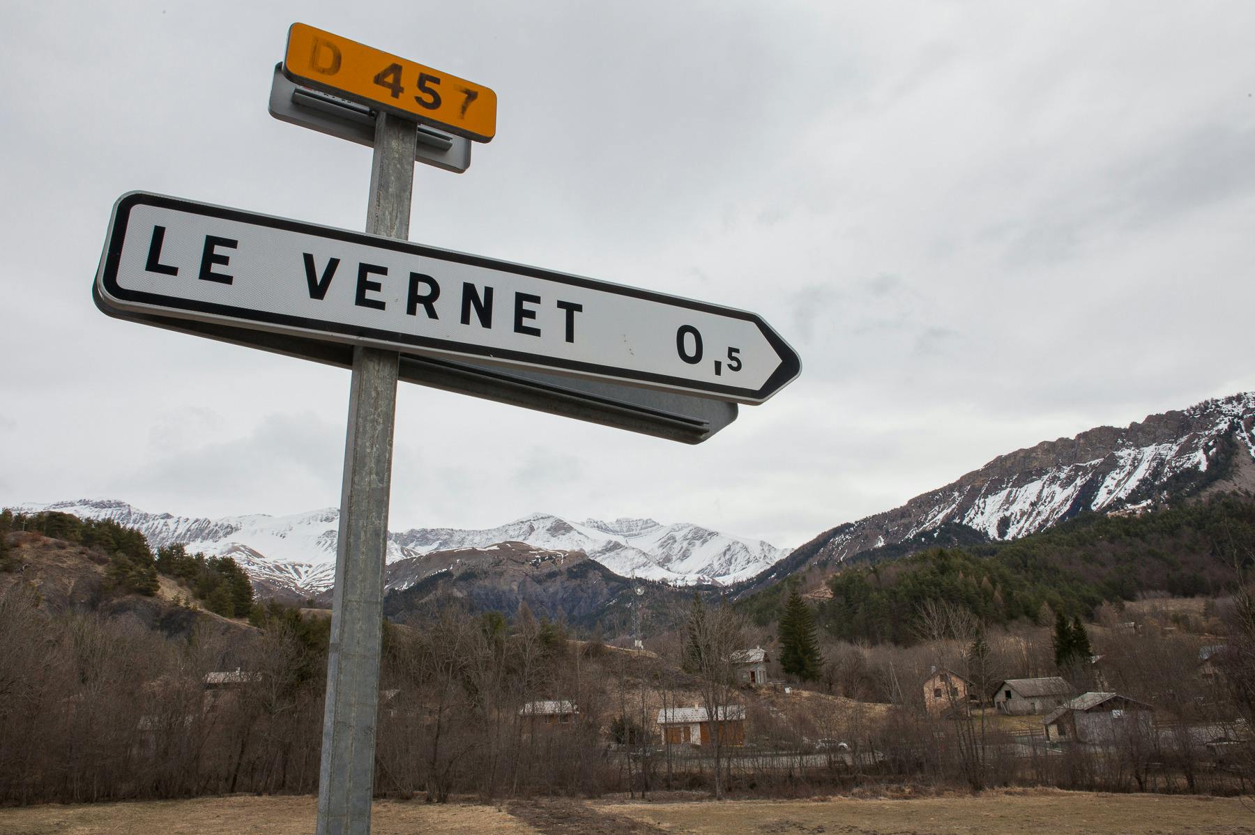 Der er omtrent 20 huse i Le Vernet, men byen har set lidt af hvert. 