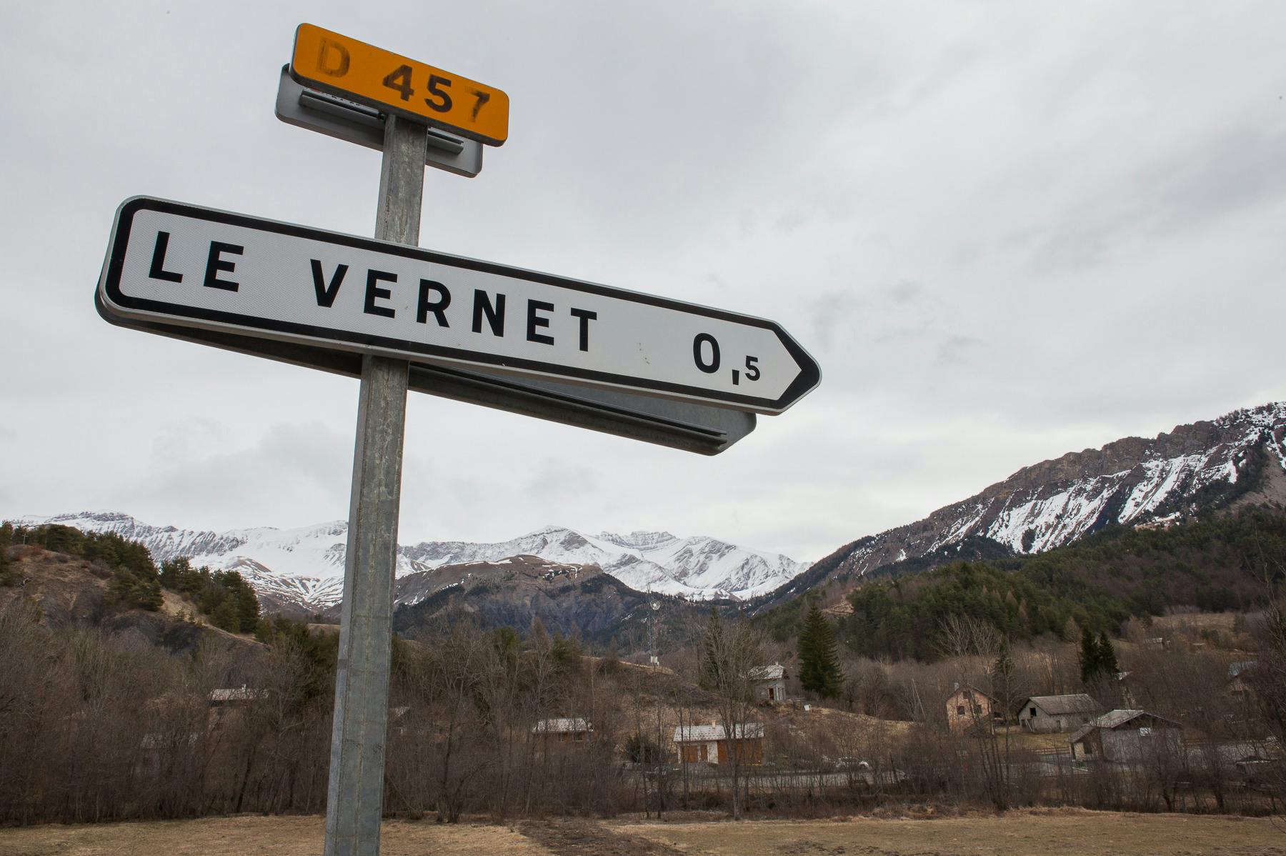 Der er omtrent 20 huse i Le Vernet, men byen har set lidt af hvert.