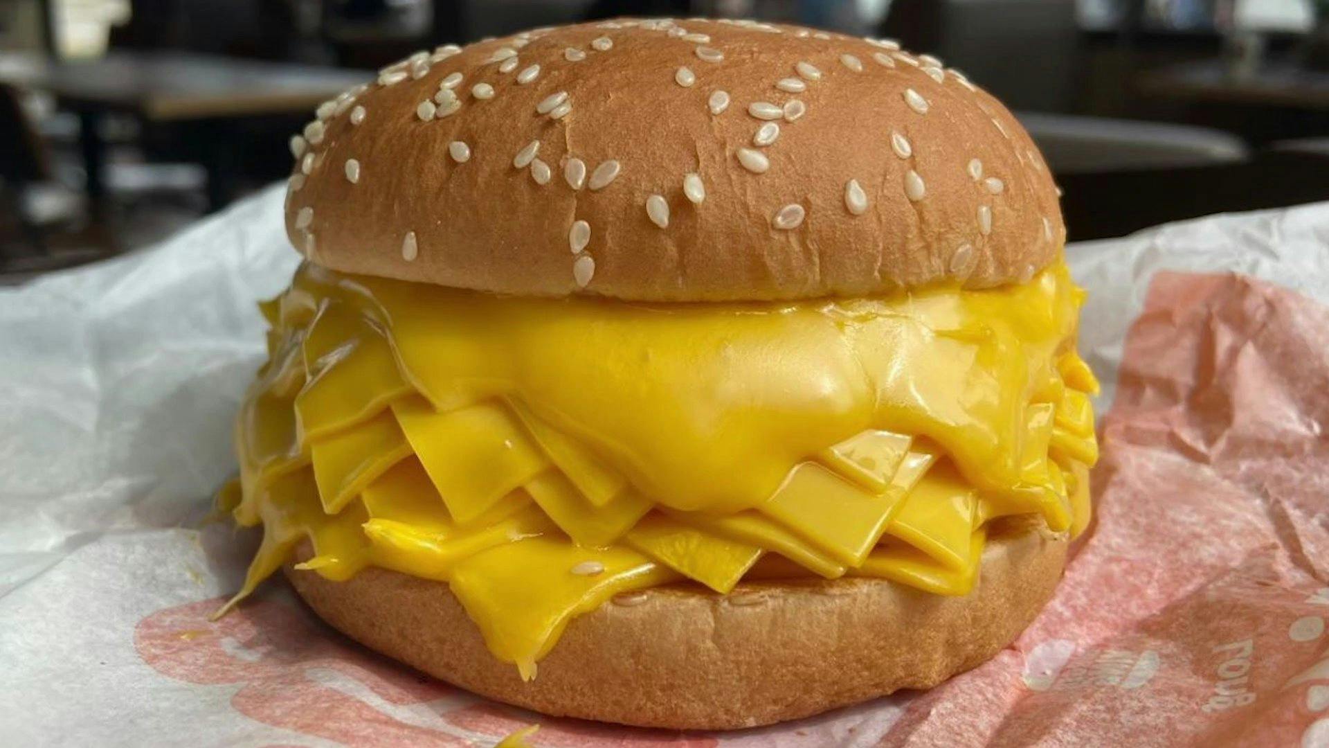 Velbekomme! Vi lander på over 2000 kalorier alene på grund af osten i dette nye Burger King-vidunder fra Thailand&nbsp;