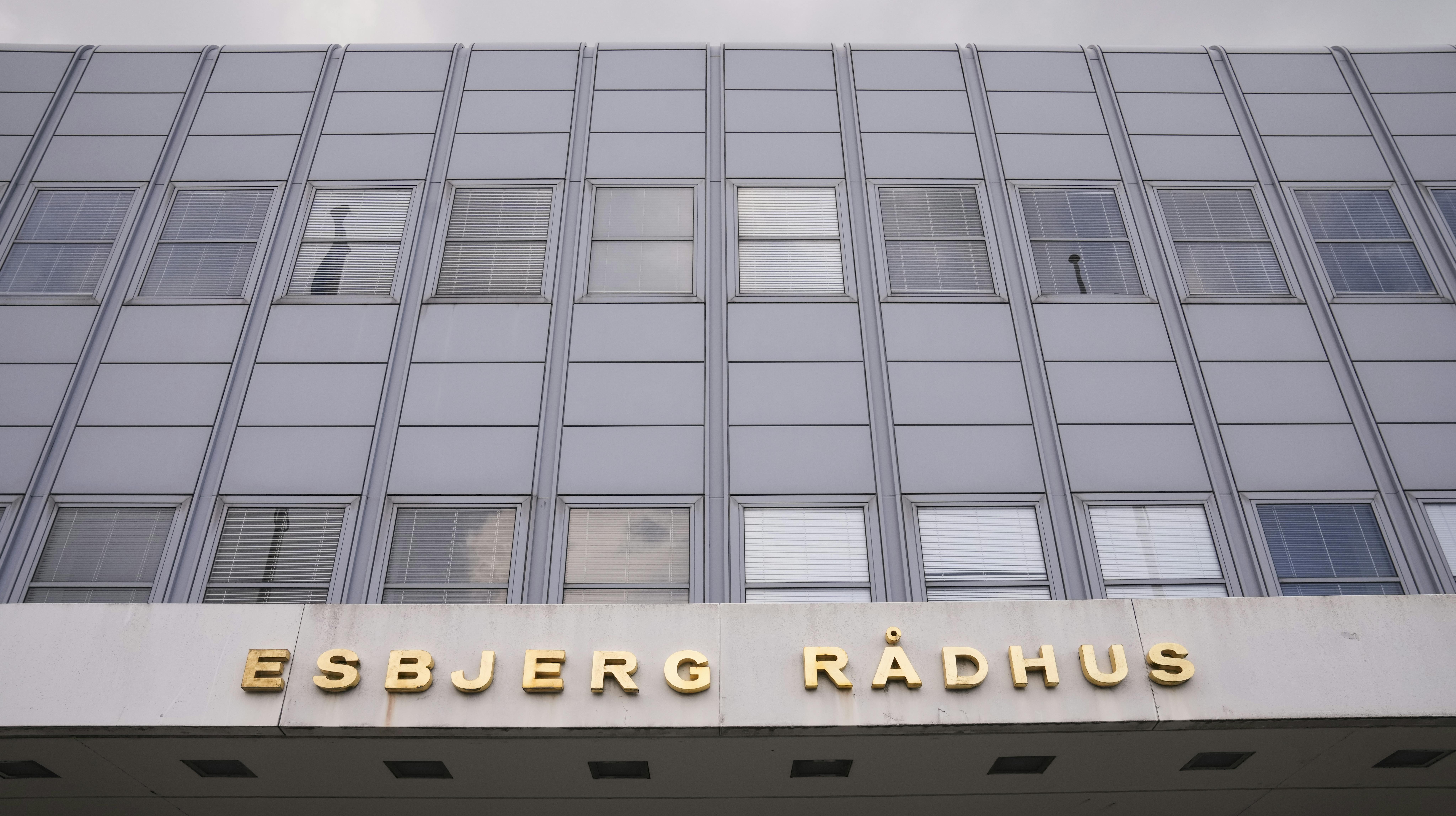 Esbjerg Kommune har besluttet, at lokalpolitikere ikke længere kan tage imod gratis billetter til fodboldkampe, håndboldkampe og ishockeykampe.