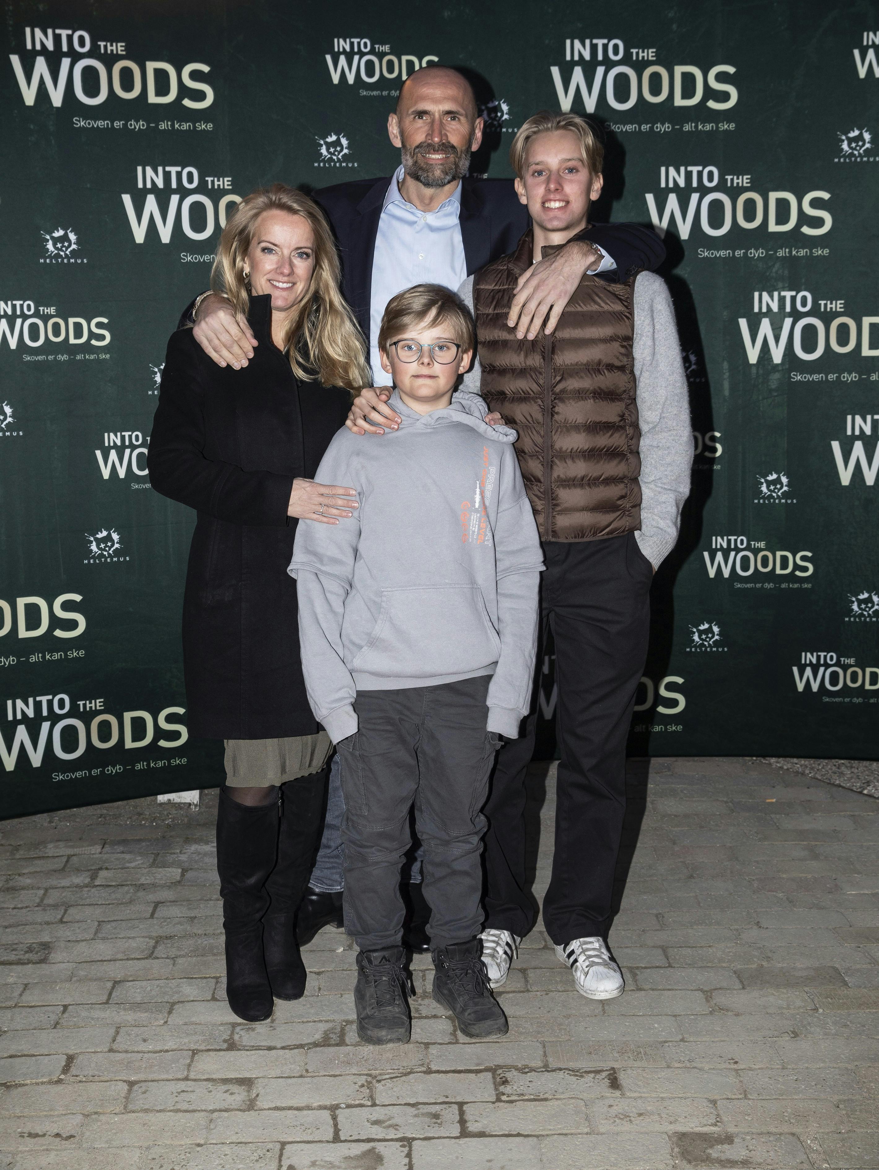 Pernille er mor til tre sønner, Storm, Bjørn og Viggo – her med sin bedre halvdel, Viggo og Storm til premieren på ”Into the Woods” i Glassalen i Tivoli sidste år.