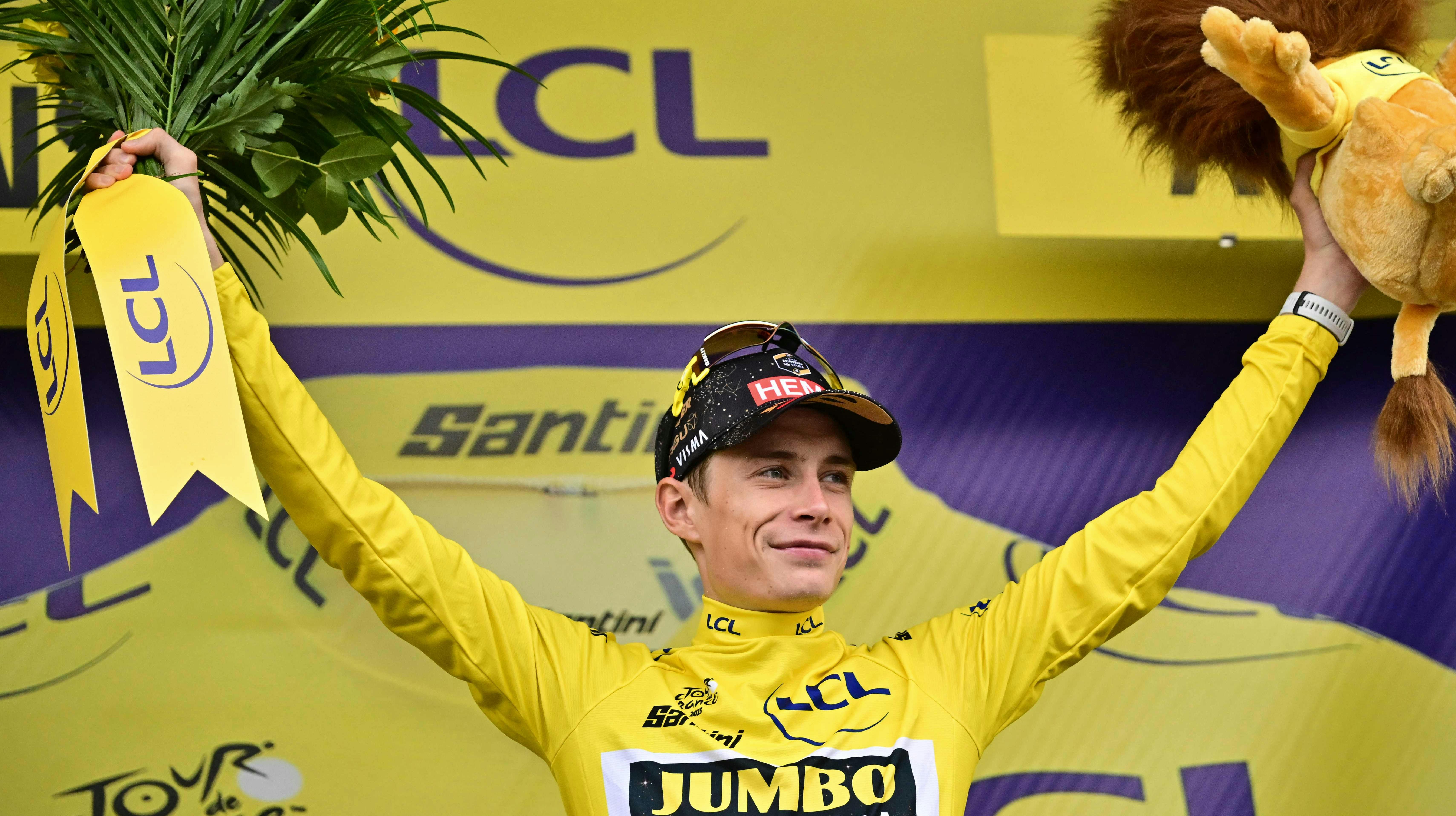 Jonas Vingegaard fører fortsat med 17 sekunder til Tadej Pogacar i den samlede stilling.