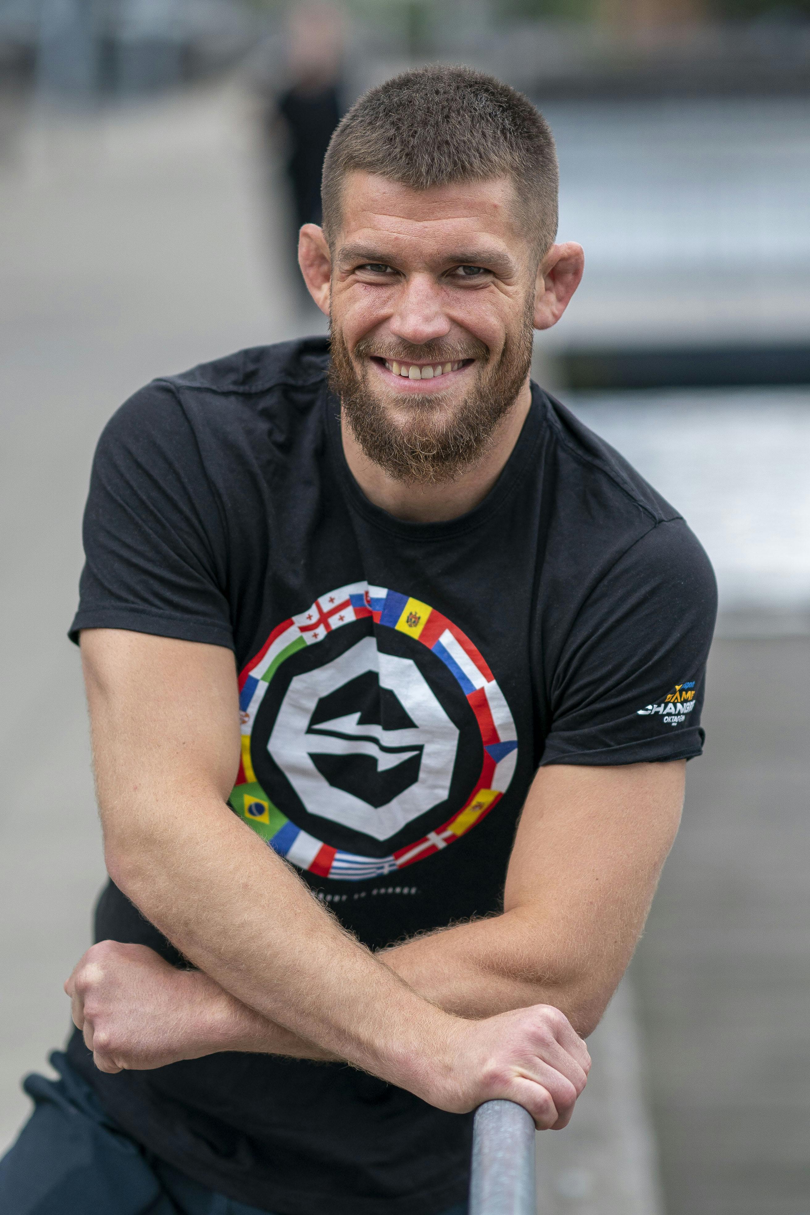 Ved siden af MMA-karrieren er Glismann familiefar og arbejder som socialpædagog med udsatte unge.
