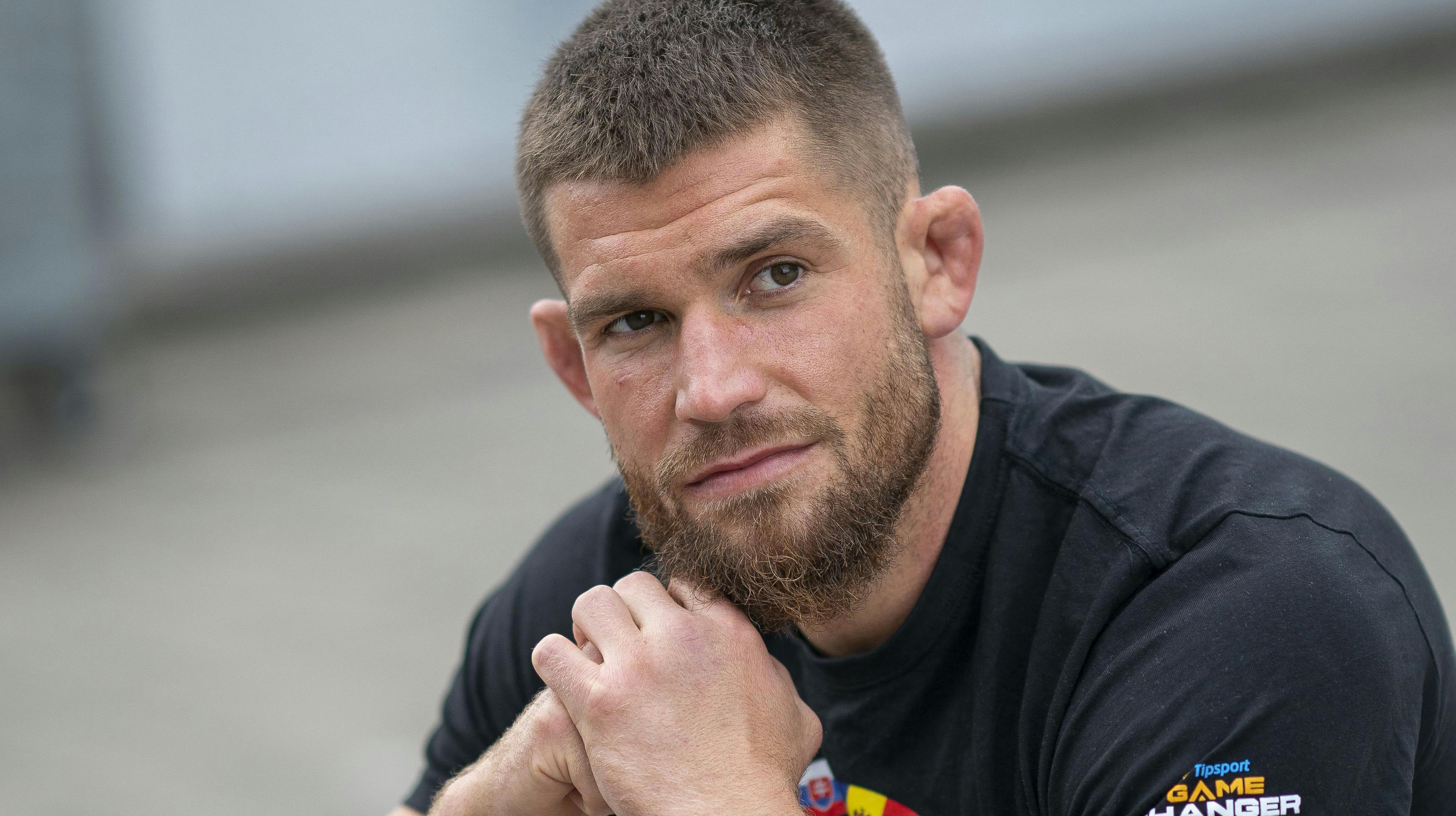 Glismann startede som 16-årig til traditionel japansk Jiu-jitsu i 2006, som han senere udskiftede med Brasiliansk Jiu-jitsu.