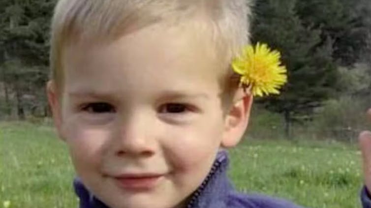 Toårige Emile er som sunket i jorden.