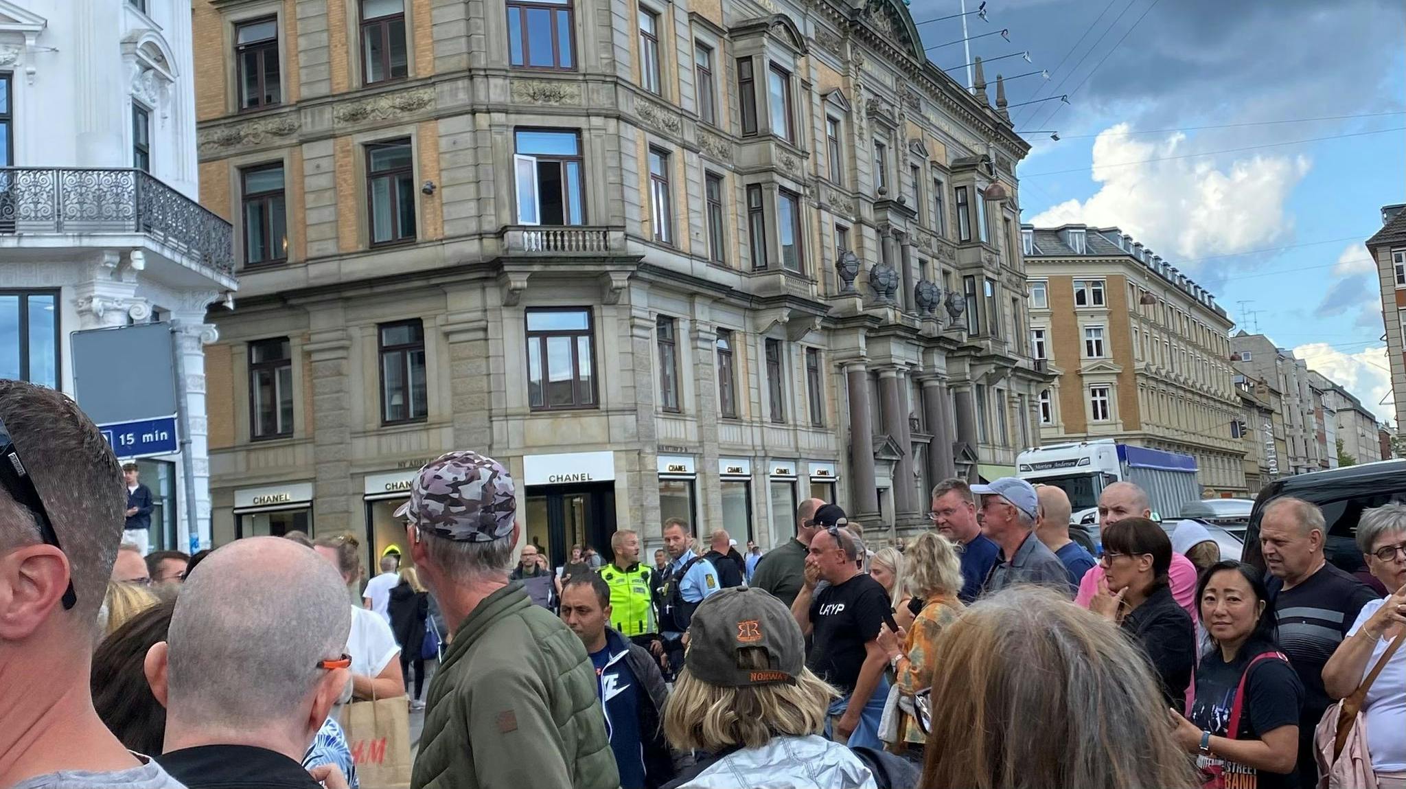 Flere havde taget plads ude foran Hotel D'Angleterre i håb om at se Bruce Springsteen.