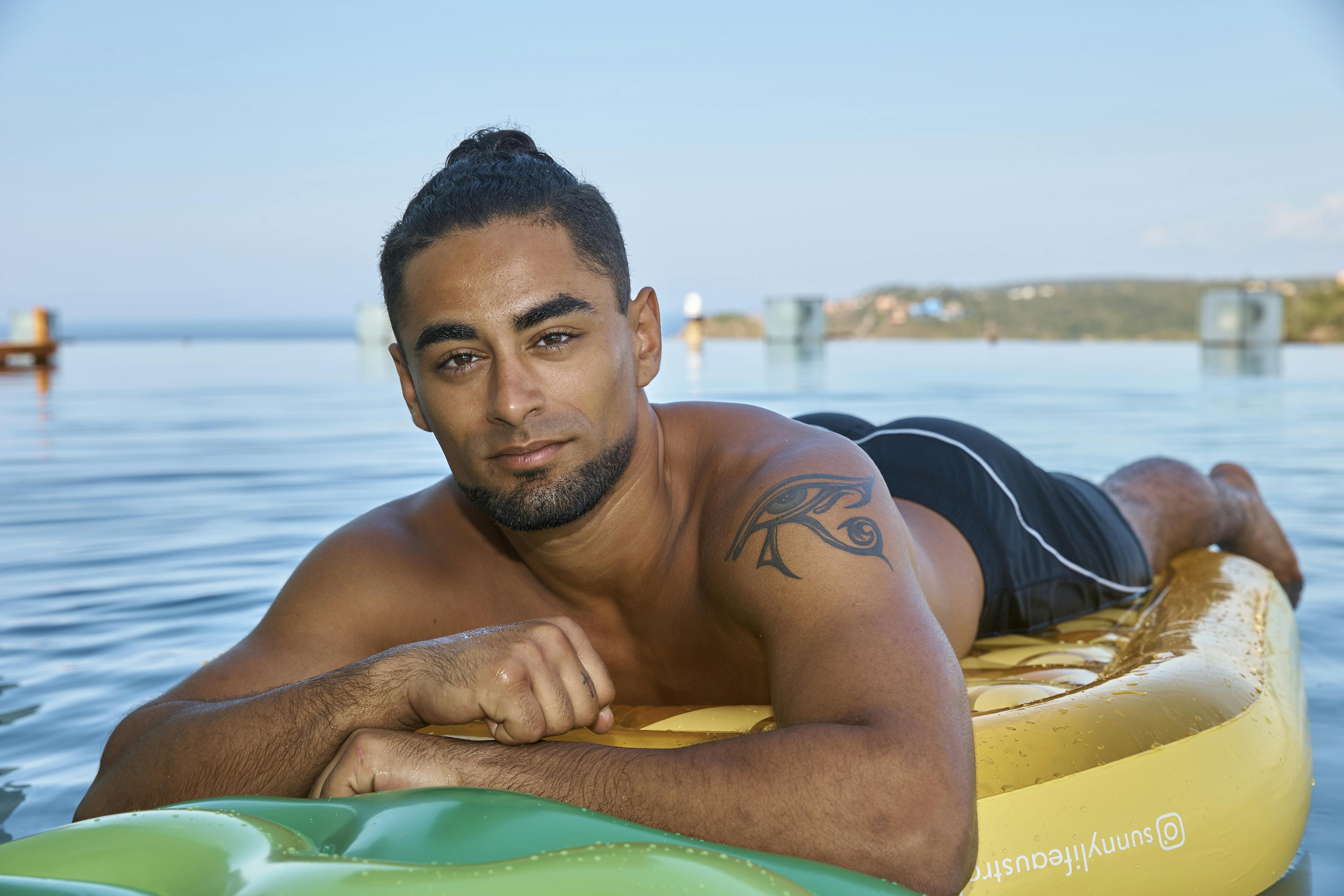 I 2018 flød Isac Saabye rundt på et badedyr på "Paradise Hotel" i Mexico