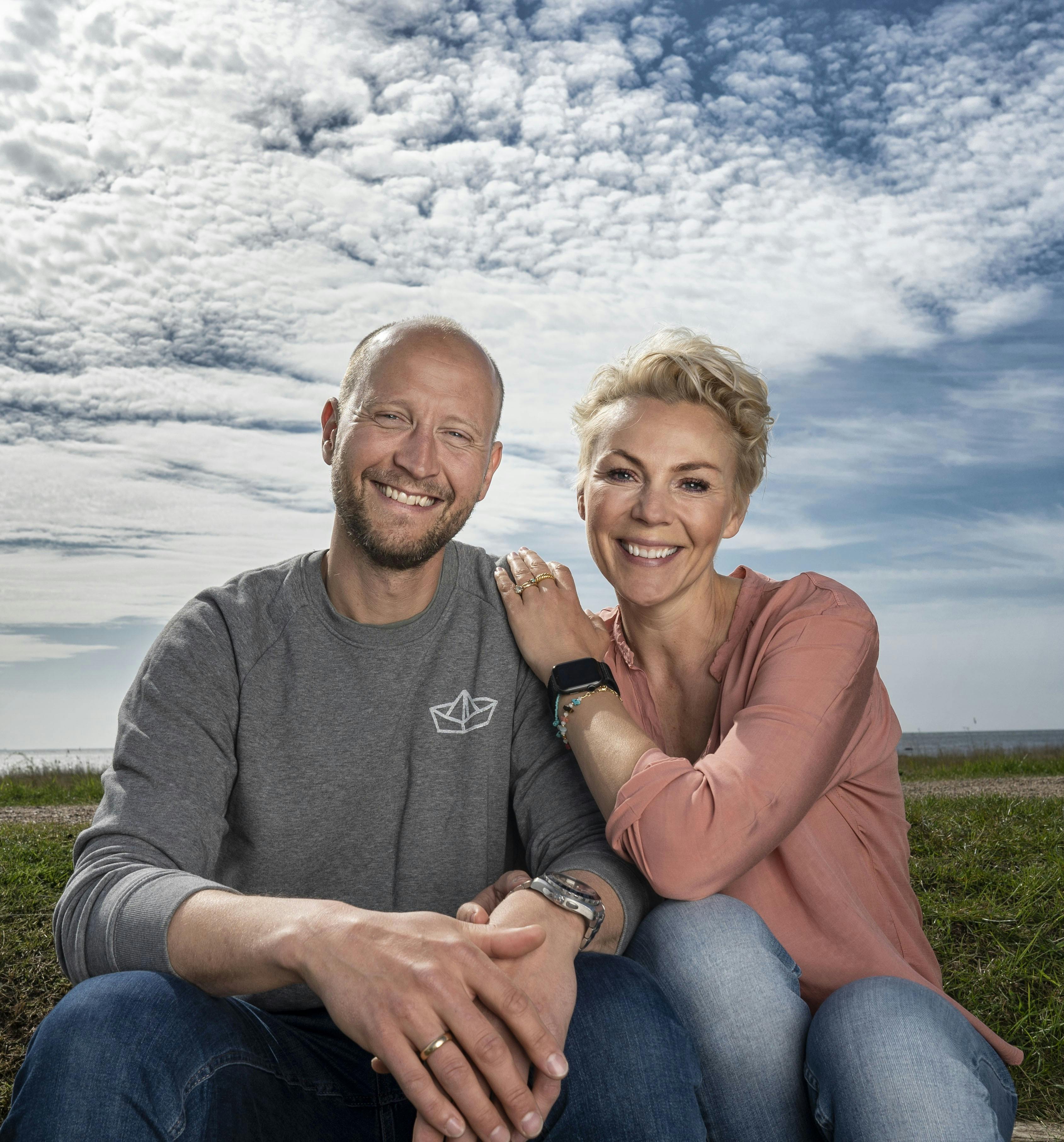 Tv-værten med husbonden Anders Beier.
Han må ifølge hustruen gerne flirte med andre, når han går ud – det håber Lene Beier faktisk, at han gør, fortæller hun til Billed-Bladet.
Om lidt flytter hele familien, som også tæller sønnerne Otto og Art