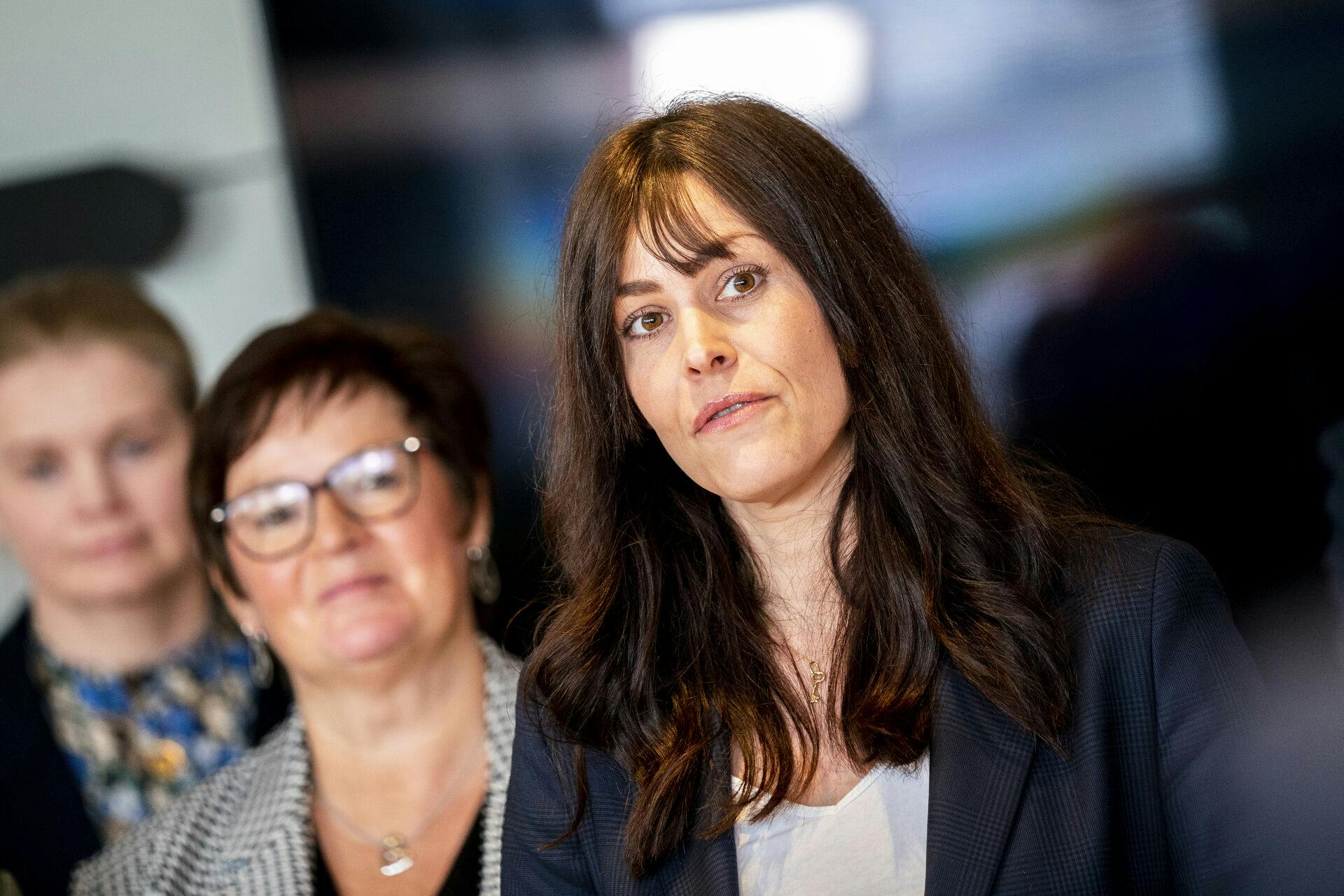 Anni Matthiesen (V), Rosa Eriksen (M), og Mette Thiesen (DF) på et doorstep om en ny aftale om fordelingen af midler på social-, sundheds- og arbejdsmarkedsområdet 2023-2026 (SSA-midler) i Socialministeriet- og ældreministeriet i København, fredag den 3. marts 2023.. (Foto: Ida Marie Odgaard/Ritzau Scanpix)