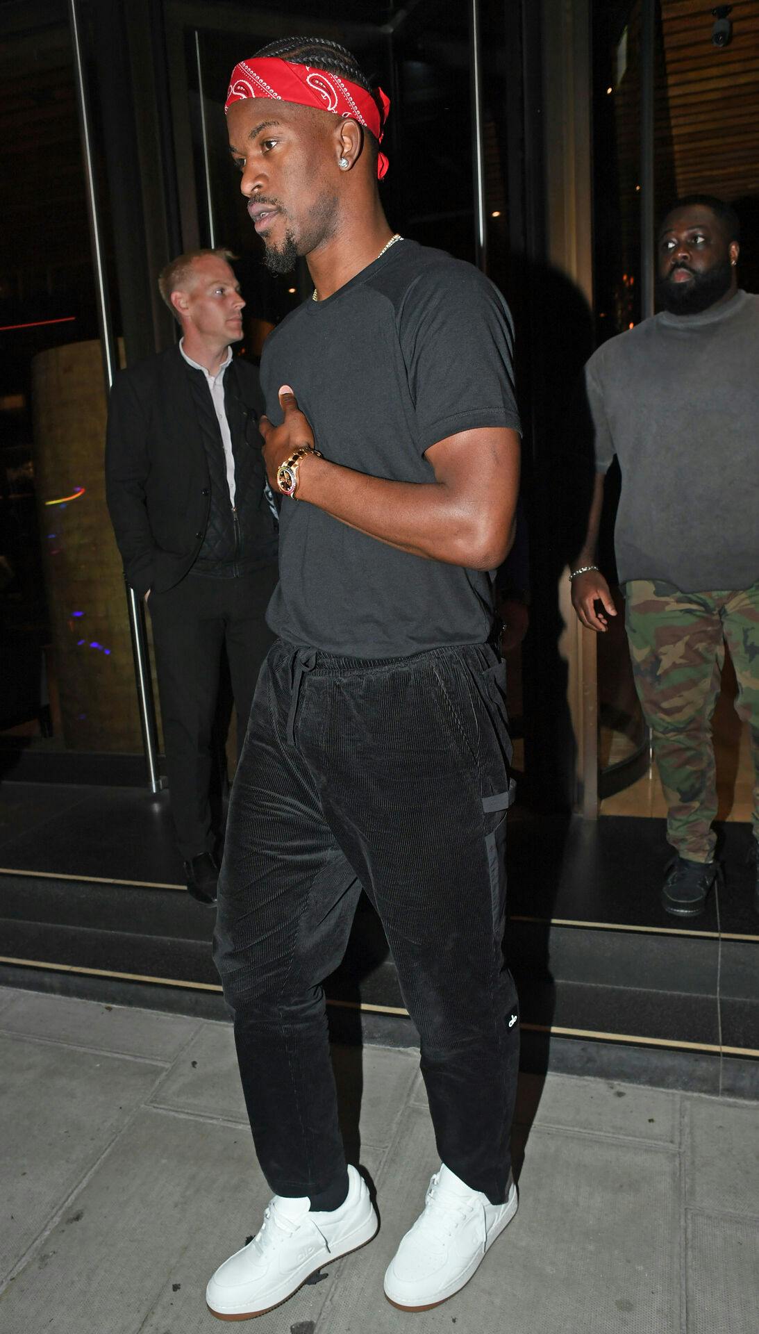 Men få minutter efter kom basketballstjernen også ud.