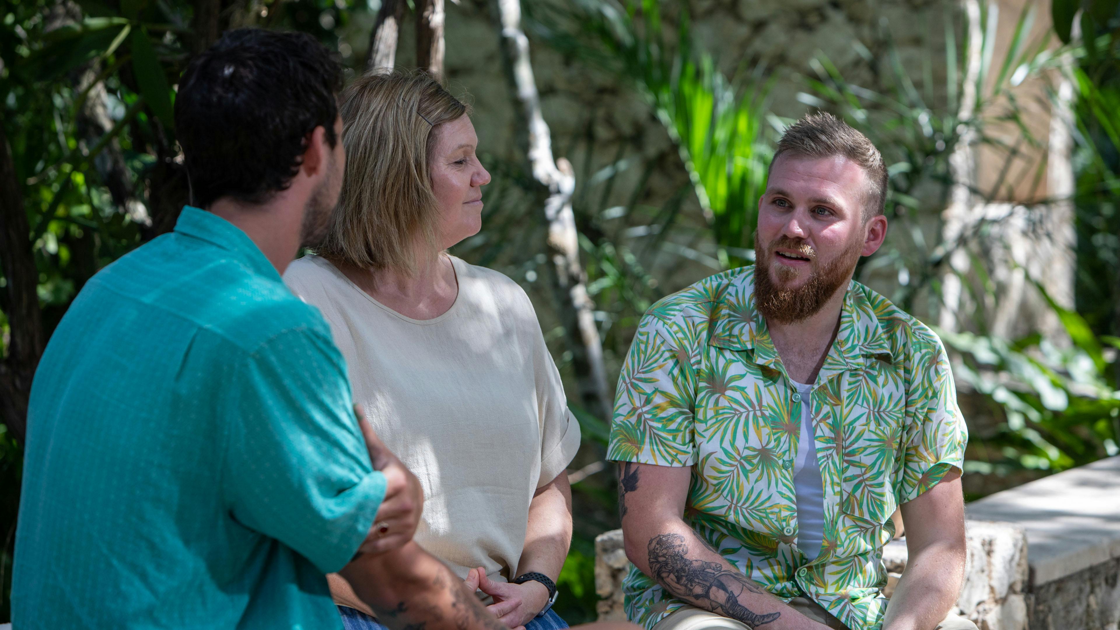 De mandlige deltagere i "Bachelorette" får mulighed for at tale med Mette Sommers bror og kusine. Sidstnævnte betragter tv-deltageren dog mest af alt som en søster. 