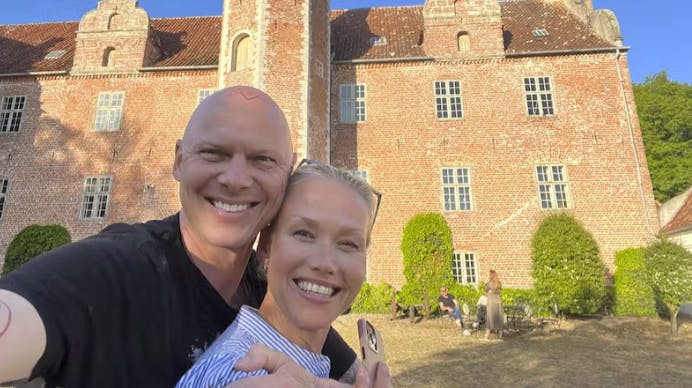 Jim Lynvild, 44, og Trine Jepsen, 45, har købt et eventyrslot, som de vil lave til en turistattraktion. 