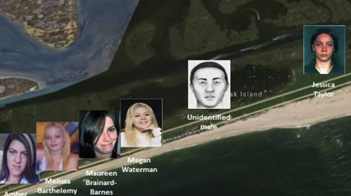 Politiet offentliggjorde på et tidspunkt dette billede, der viser ofrene for den såkaldte "Gilgo Beach-morder". Nu har man forhåbentlig pågrebet seriemorderen. 