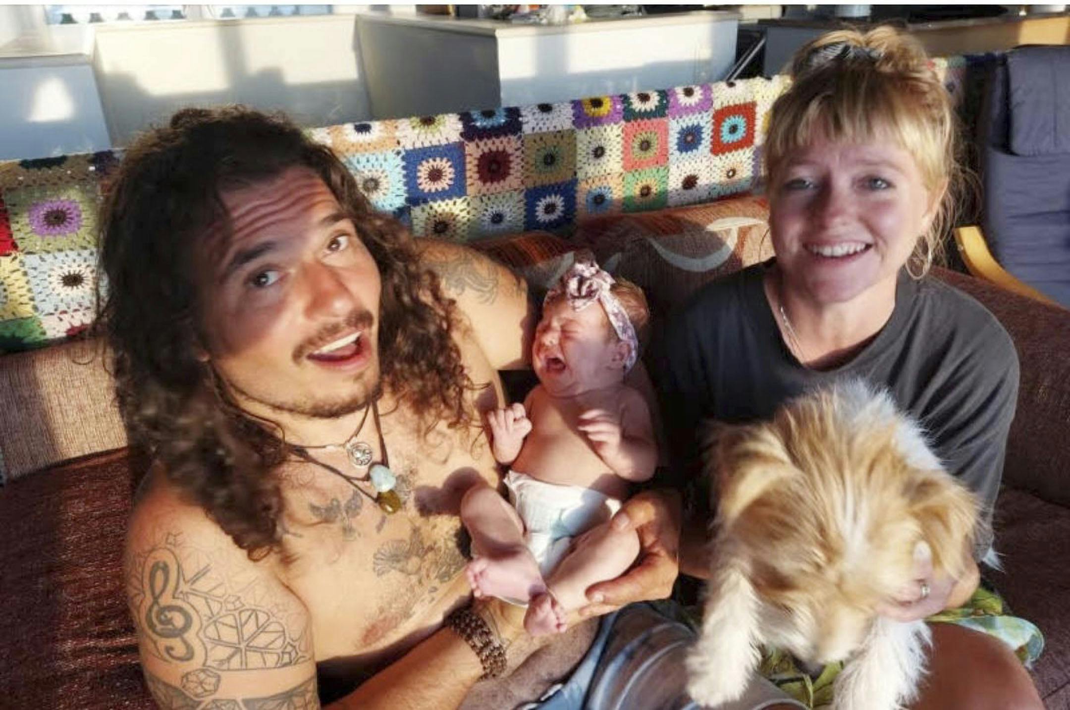 Sys Bjerre med sin mand David, deres to måneder gamle datter og hunden Allan.