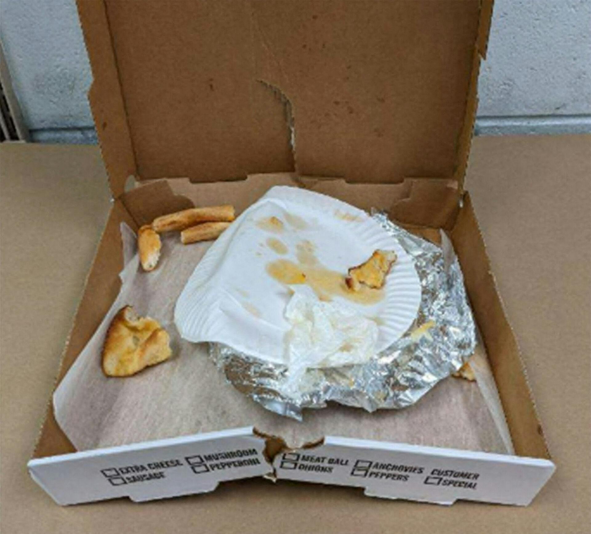 Resterne af denne pizza er sikret som en del af bevismaterialet. Den indeholder dna fra den formodede morder. 