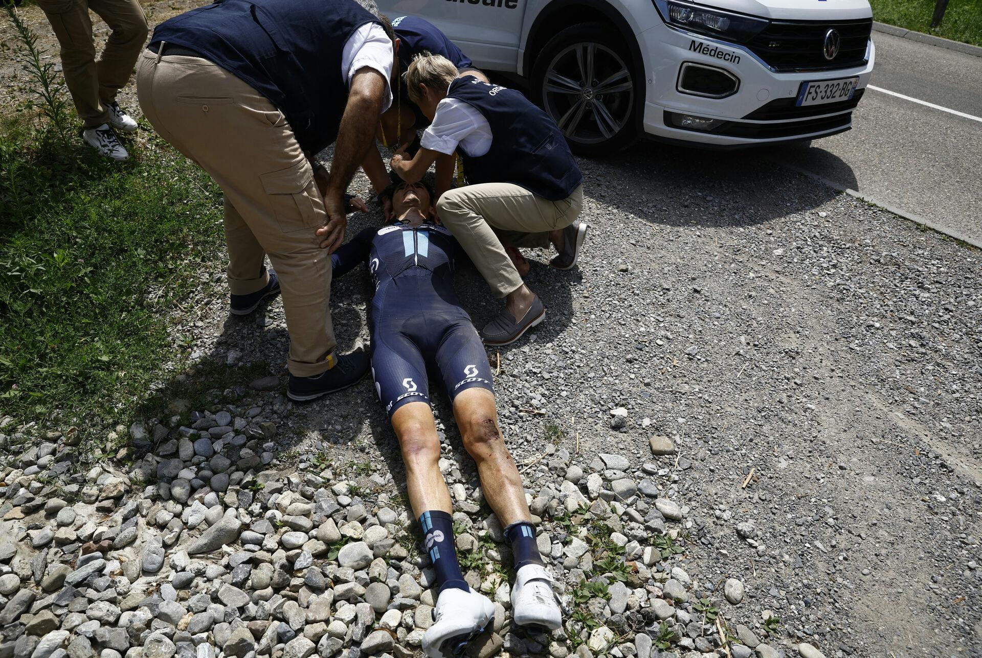Romain Bardet styrtede på 14. etape og er ude af årets Tour.
